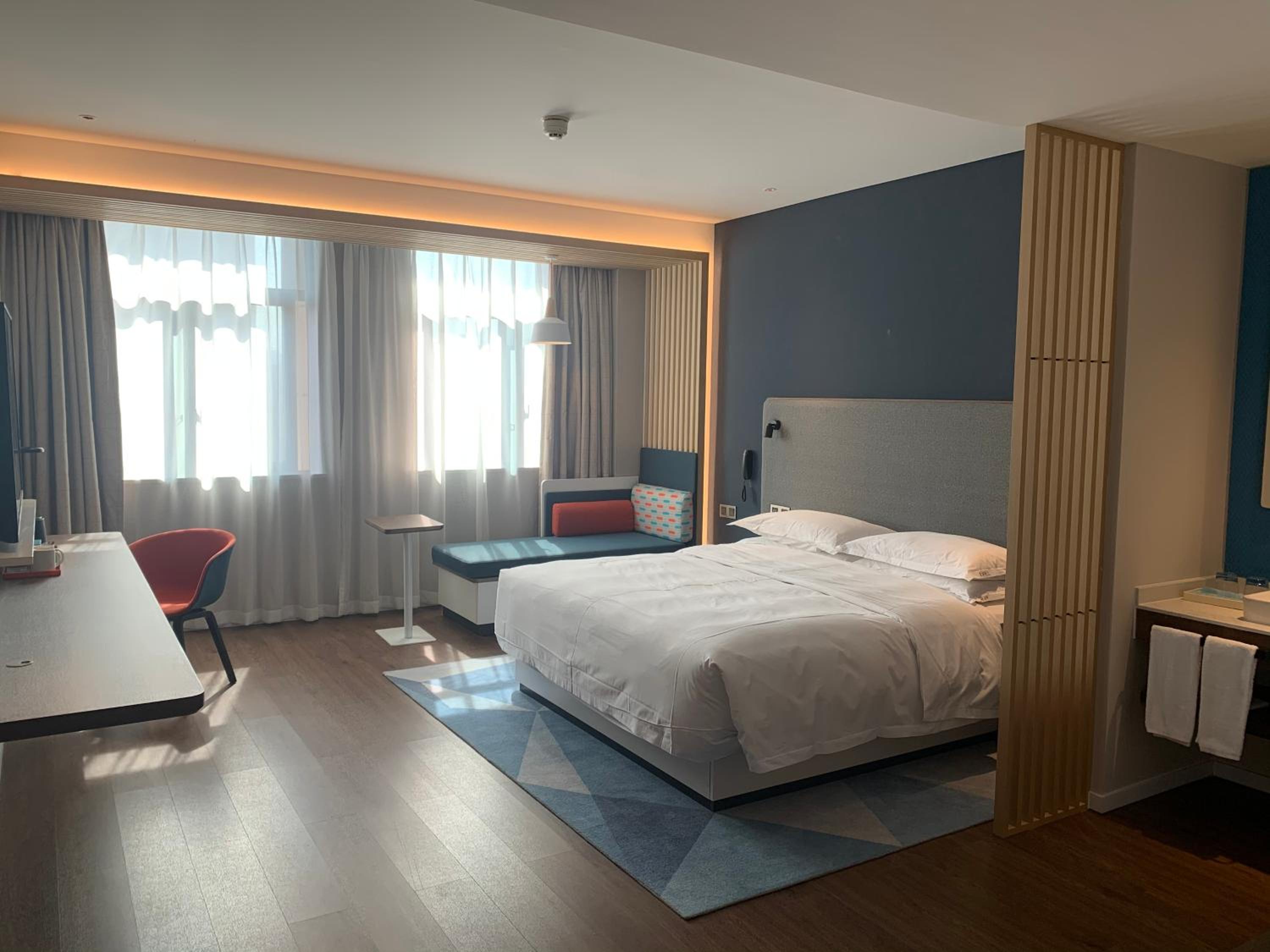 Standard King Room with Extra Floor Space - Photo 4