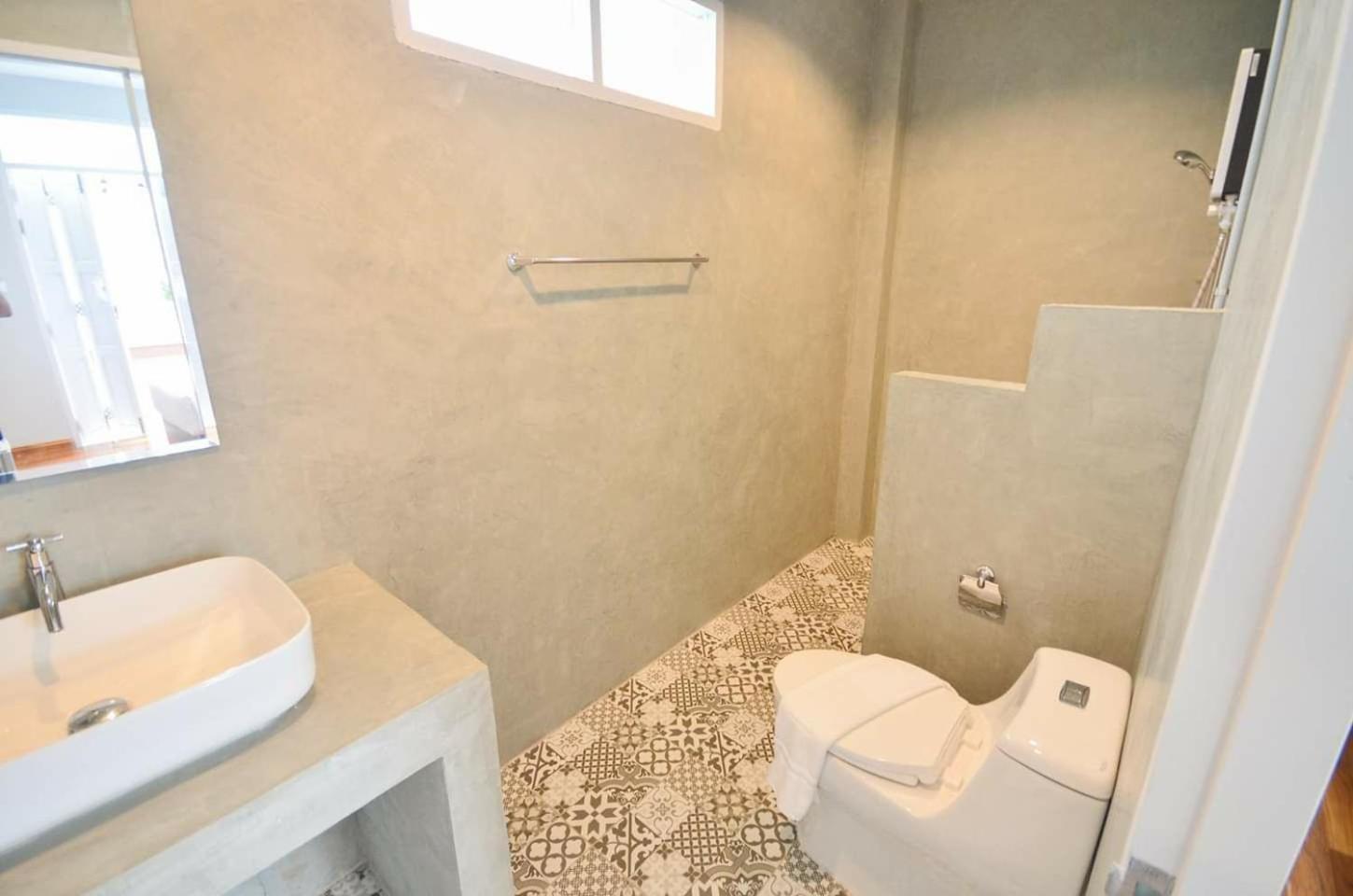 Standard Twin Room - Photo 4