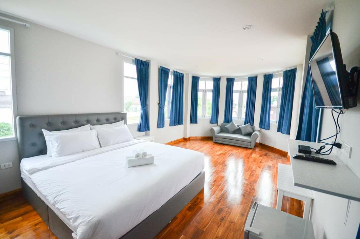 Deluxe King Room - Photo 1