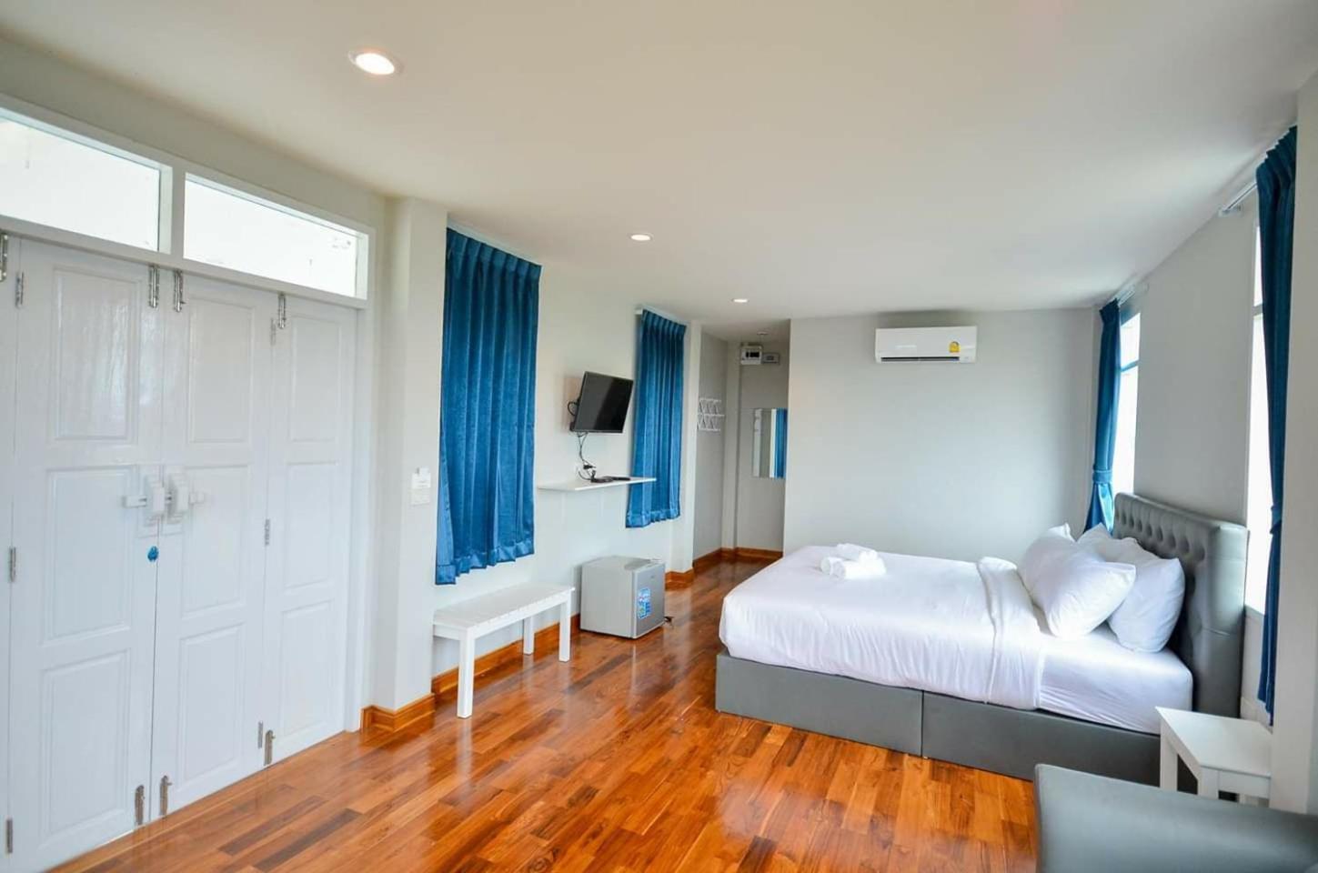 Deluxe King Room - Photo 4