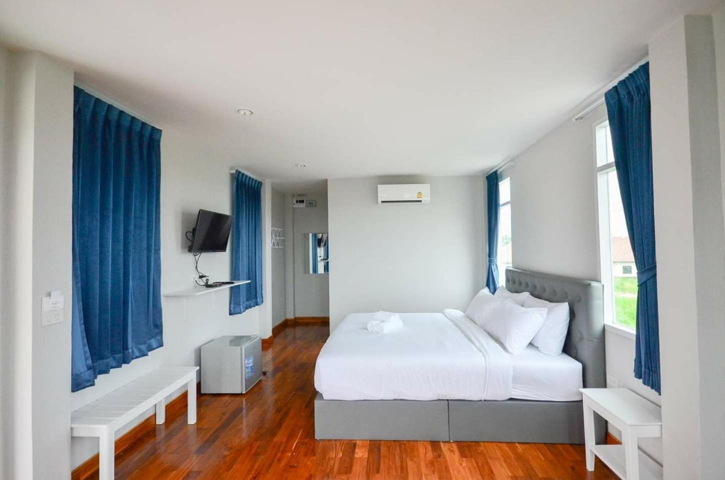 Deluxe King Room - Photo 3