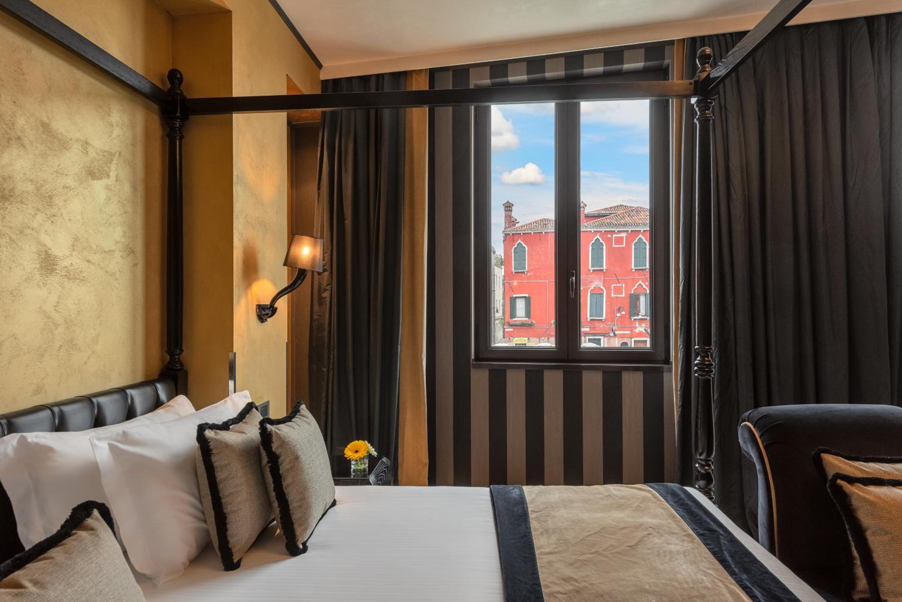 Suite with Canal View photo 2