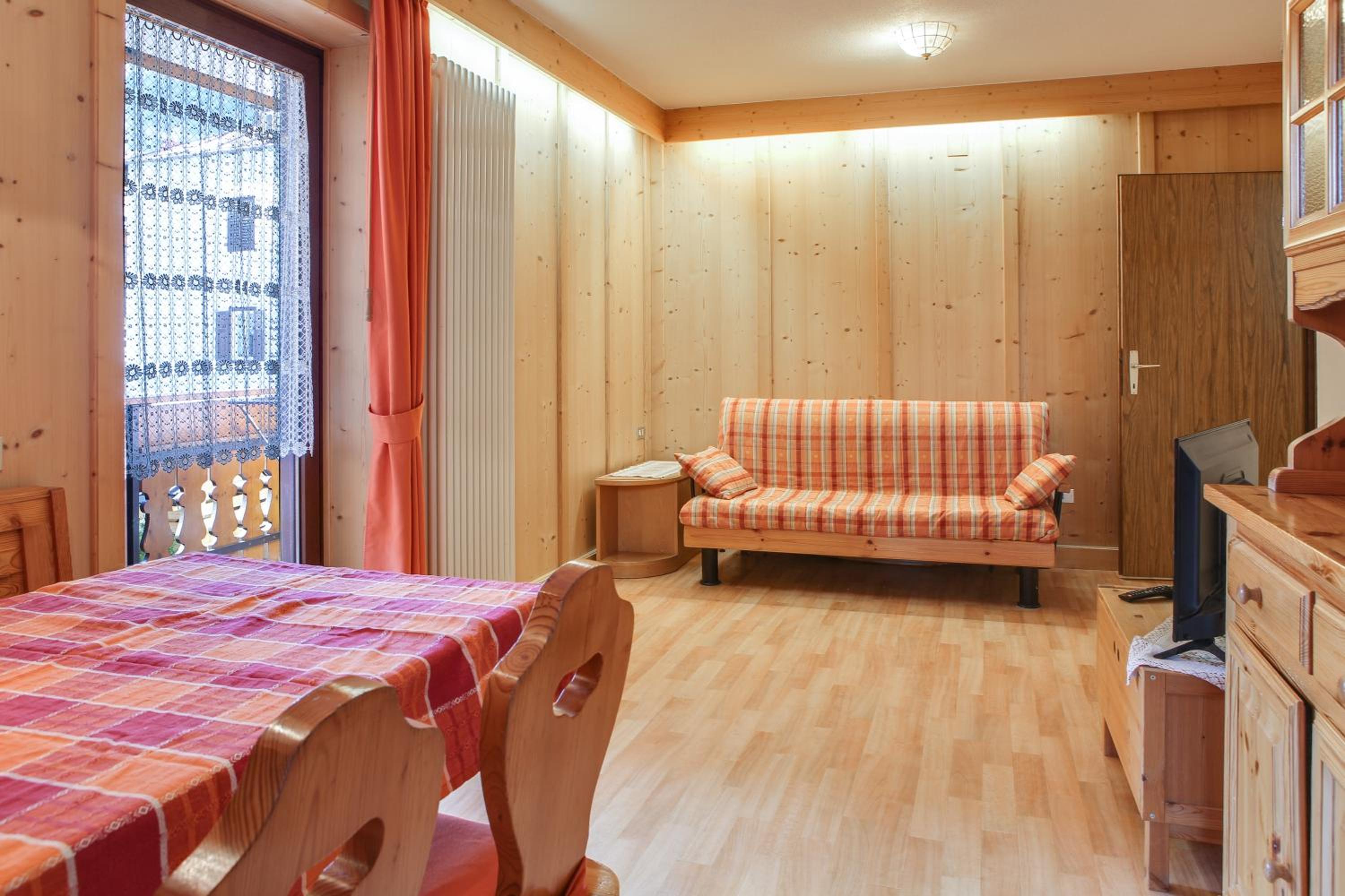 Two-Bedroom Deluxe Apartment with Balcony