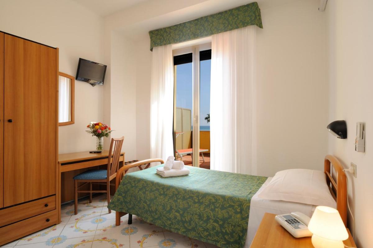 Double Room with Sea View photo 2