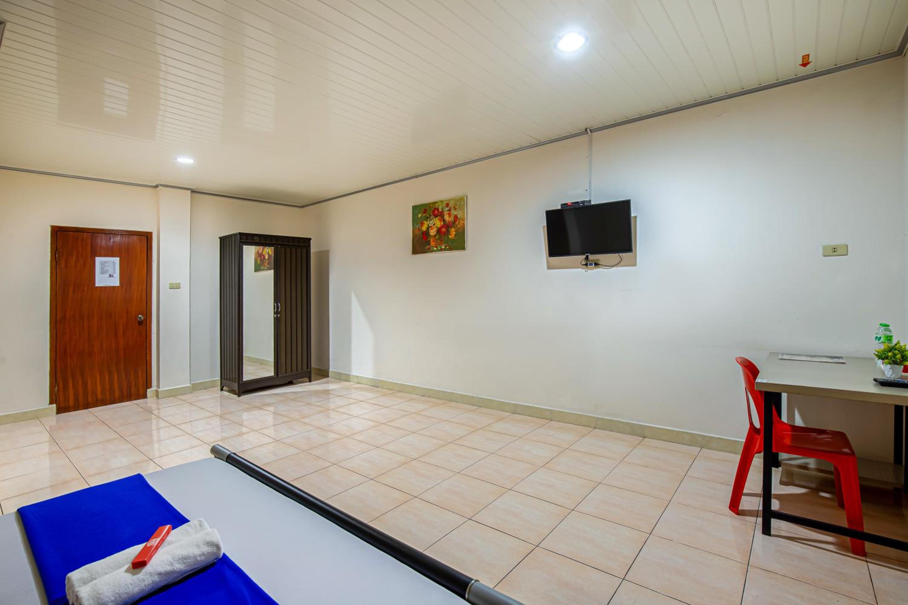 Standard King Room - Photo 6
