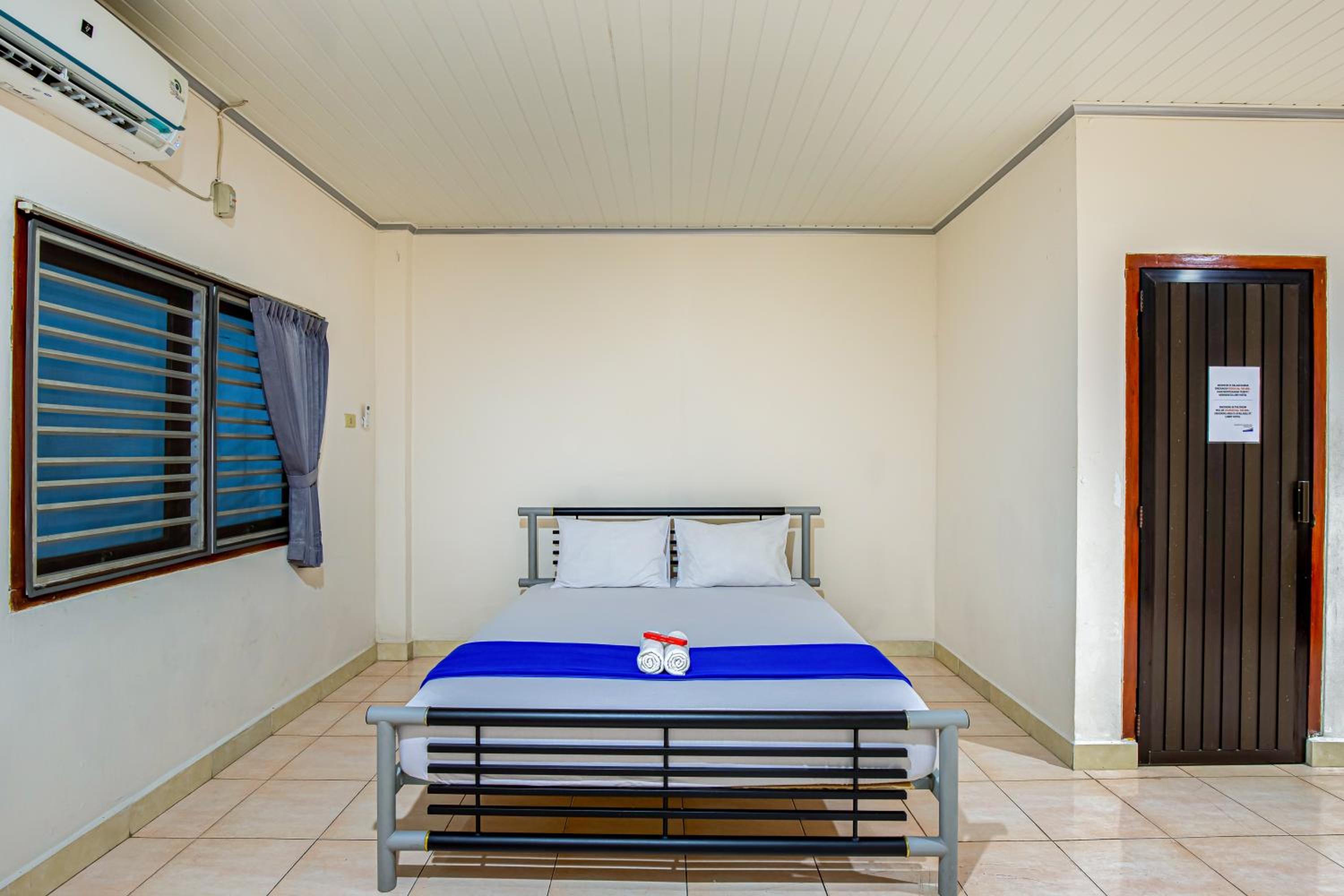 Standard King Room - Photo 9