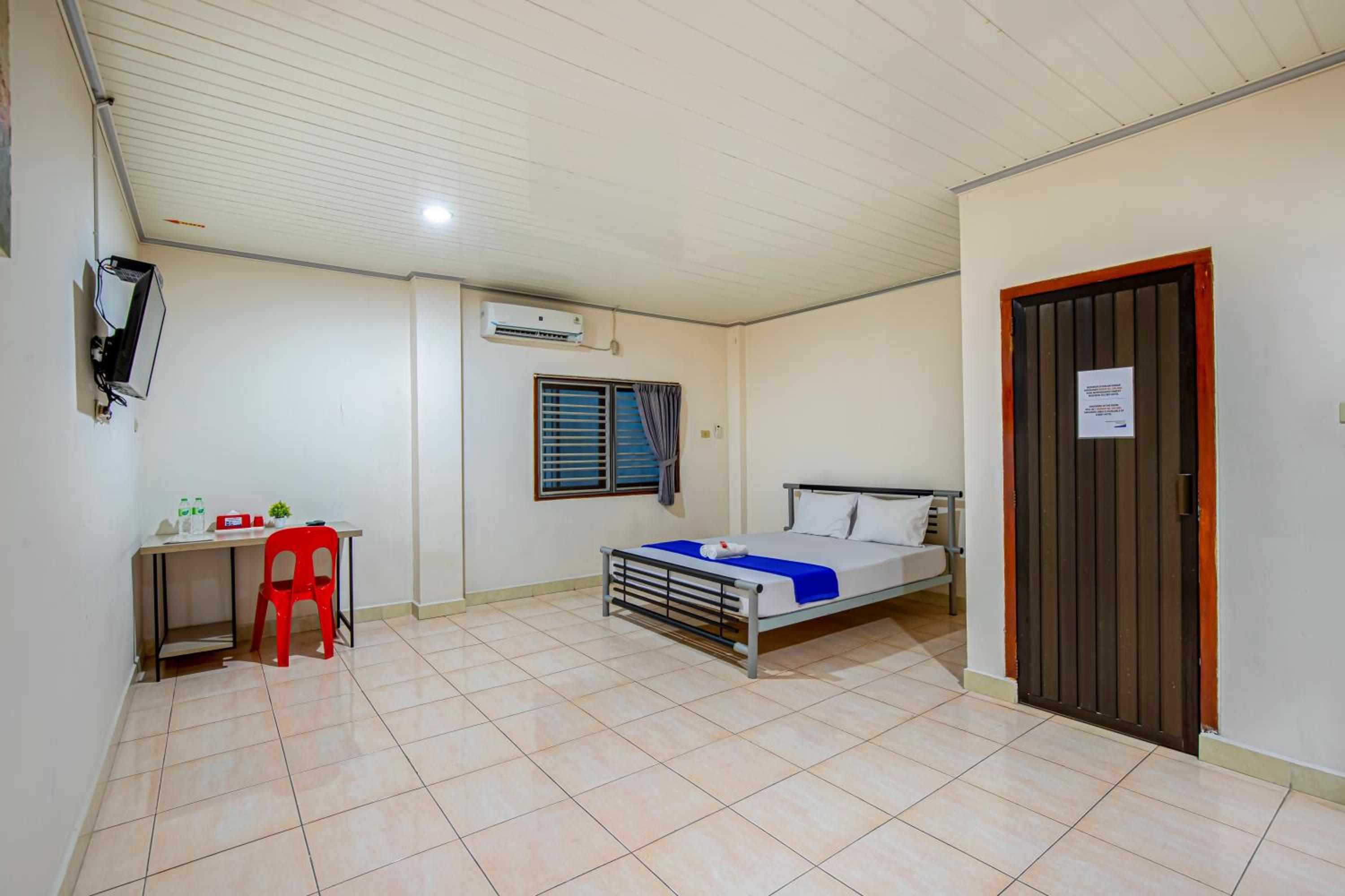 Standard King Room - Photo 11