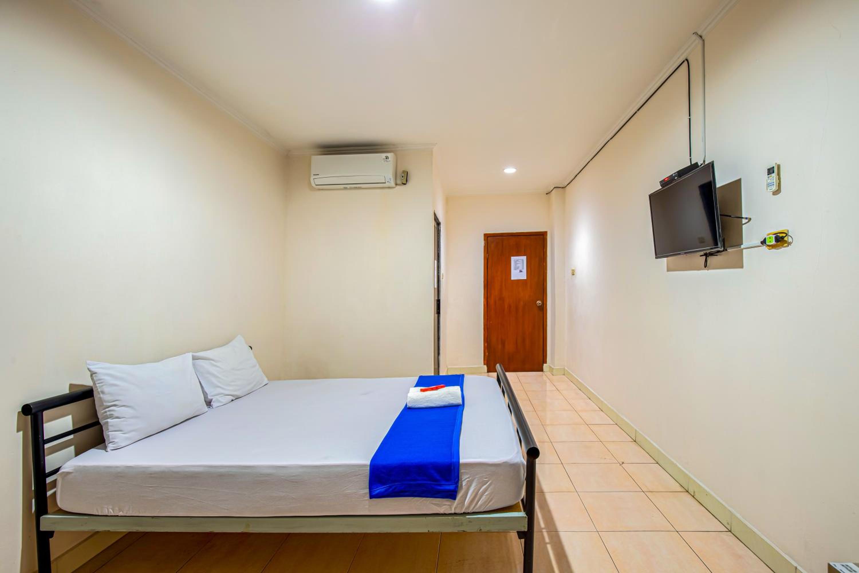 Standard King Room - Photo 12