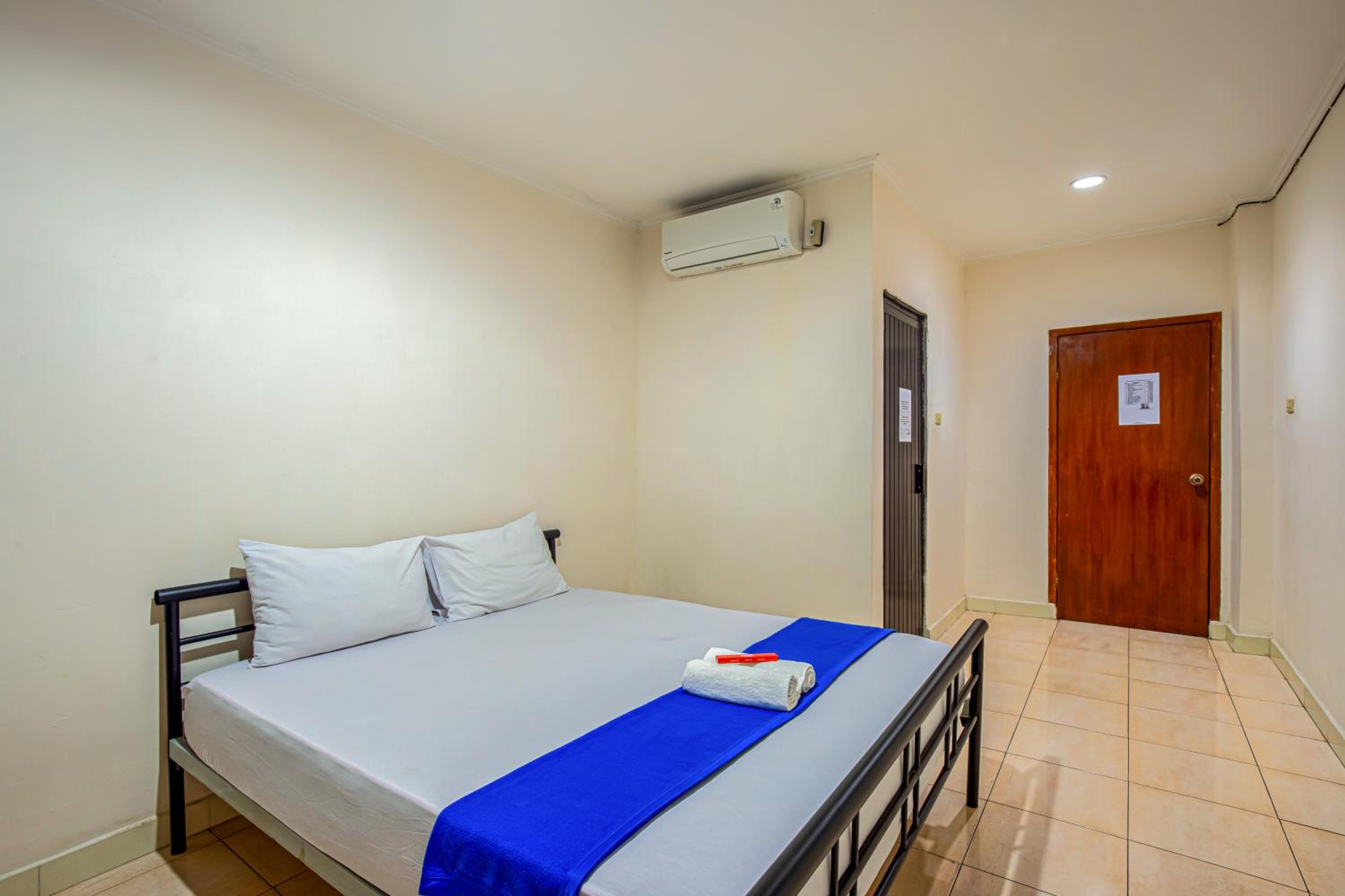 Standard King Room - Photo 14