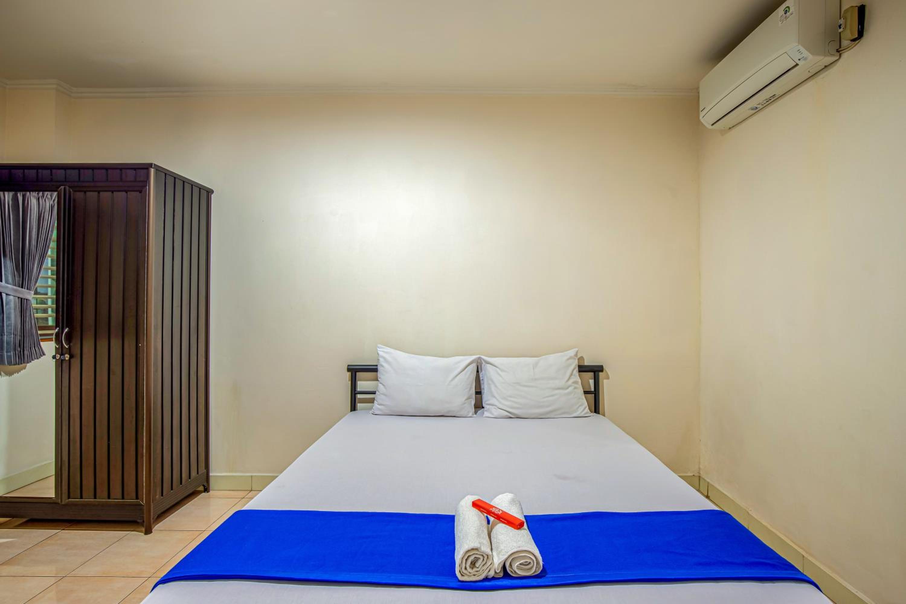 Standard King Room - Photo 17