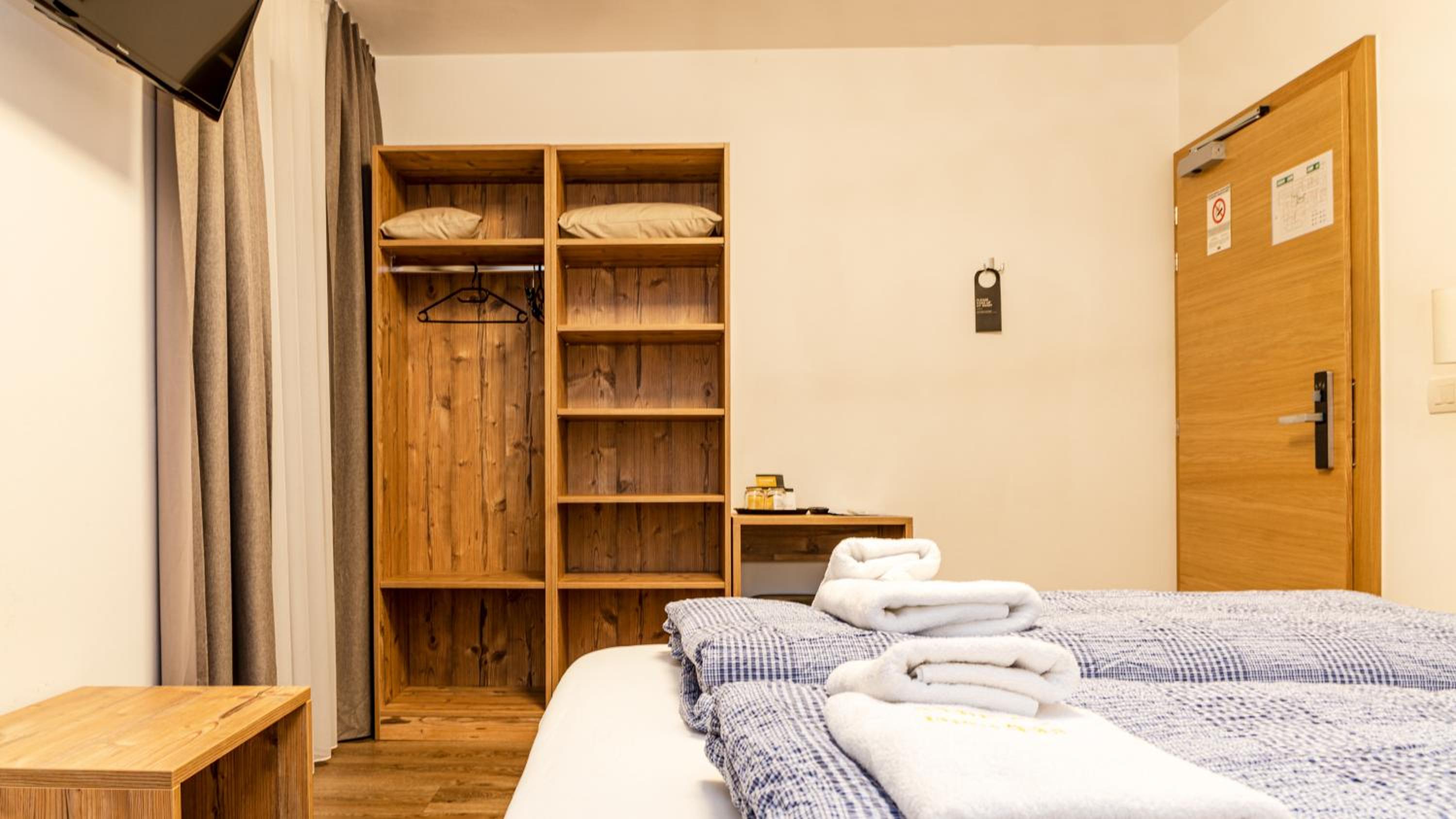 Double Room with Private Bathroom - Photo 3