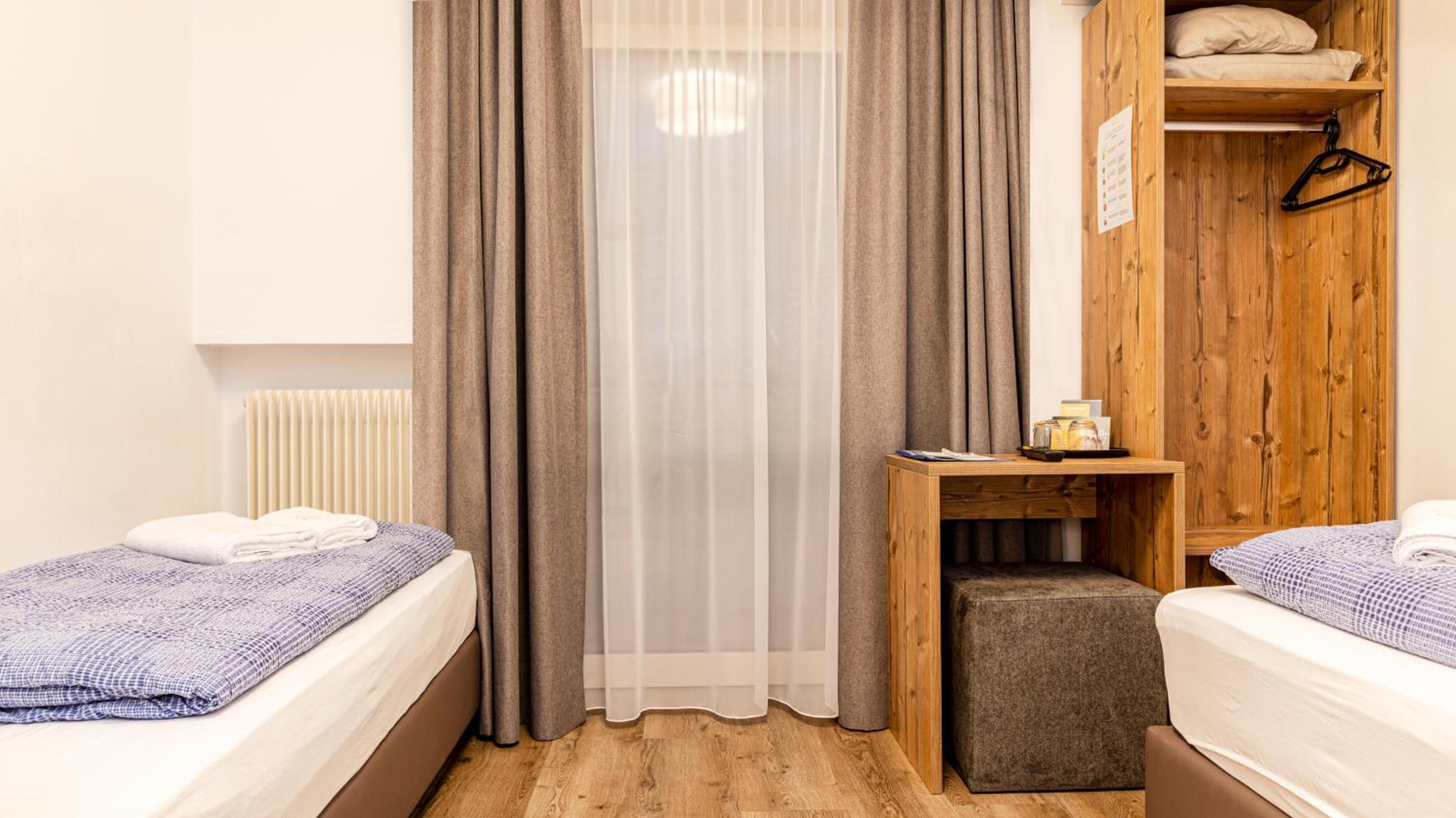 Small Twin Room - Photo 2