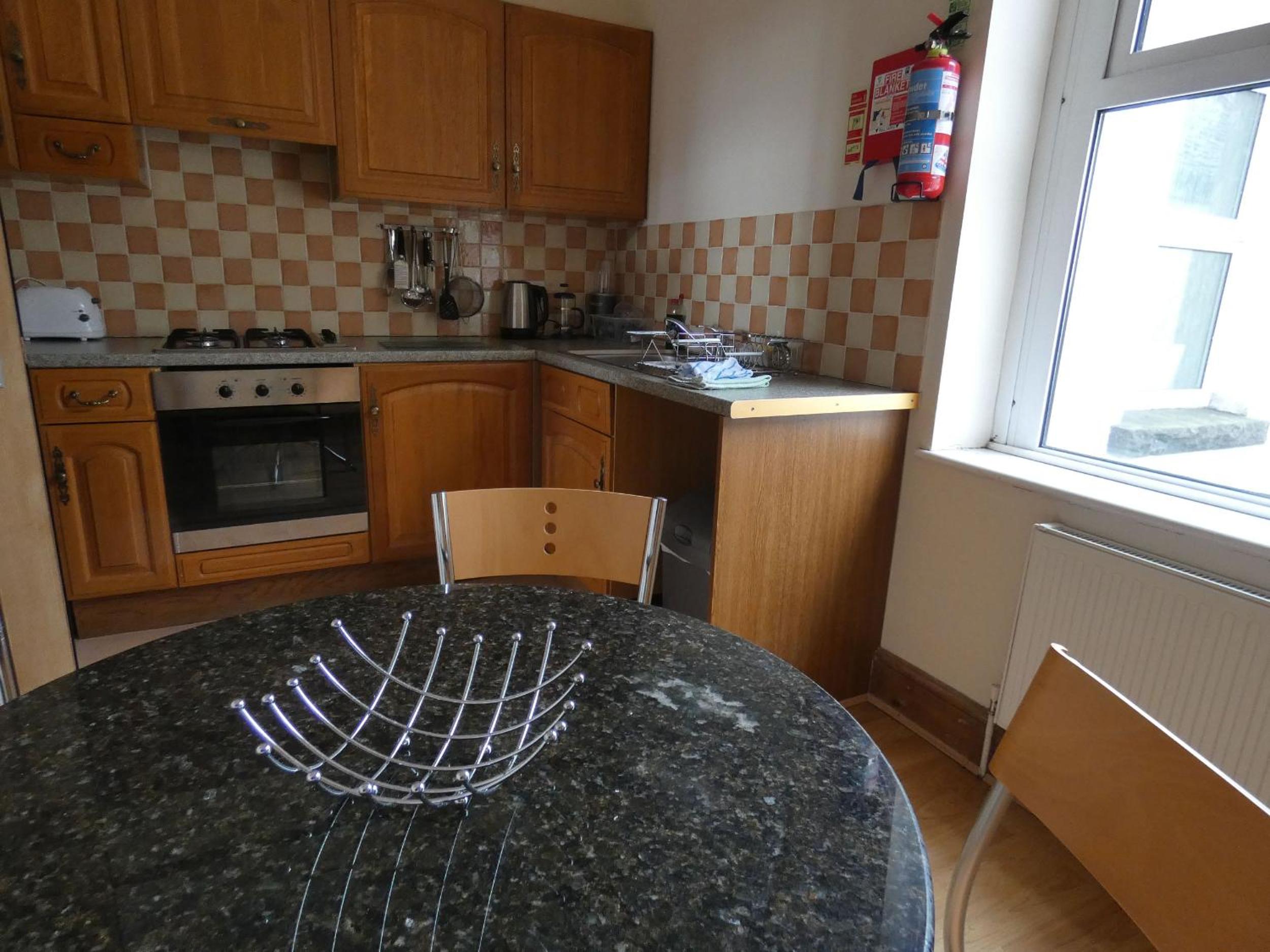 Apartment with Balcony - Photo 4