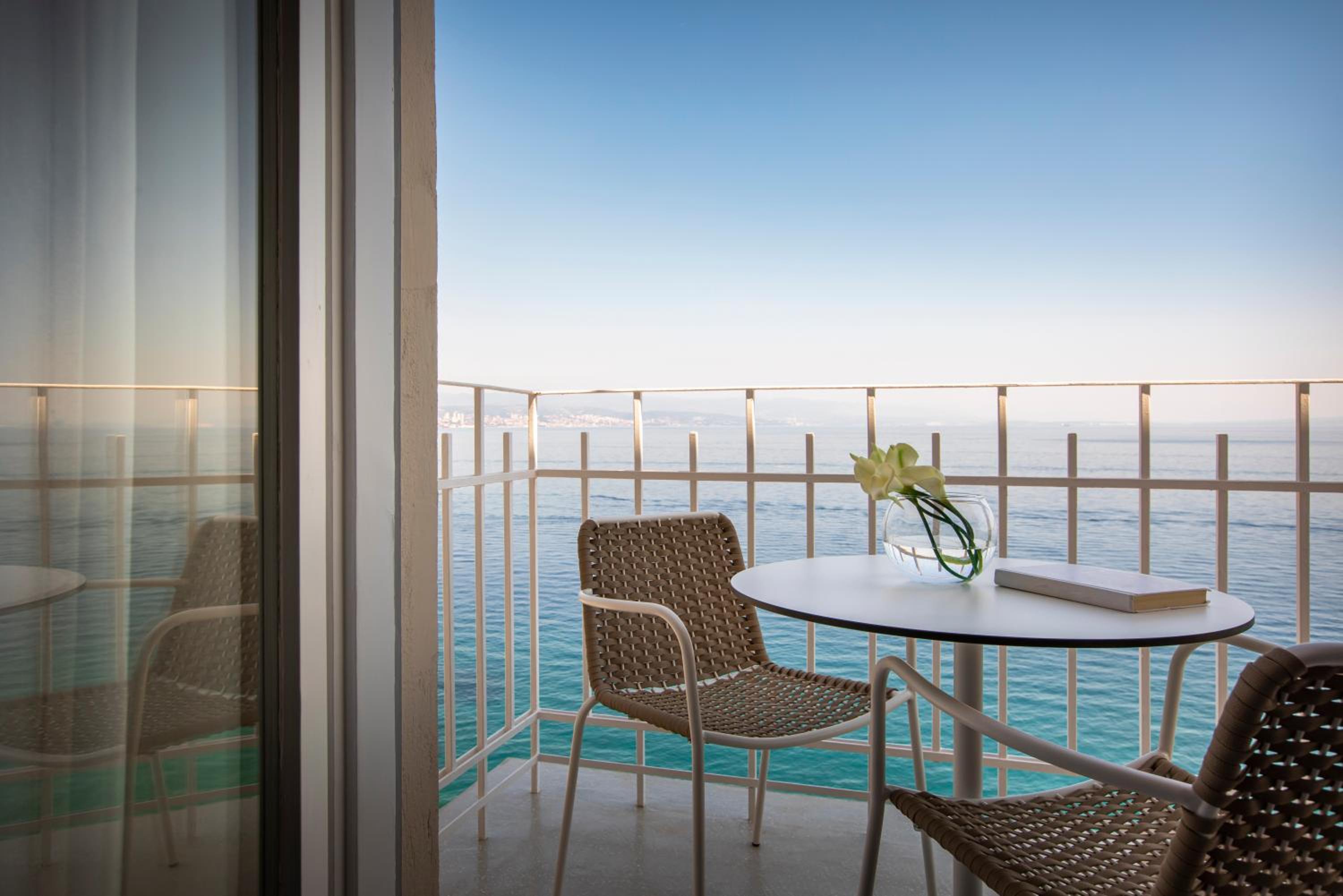 Standard Twin Room with Sea View - Photo 5