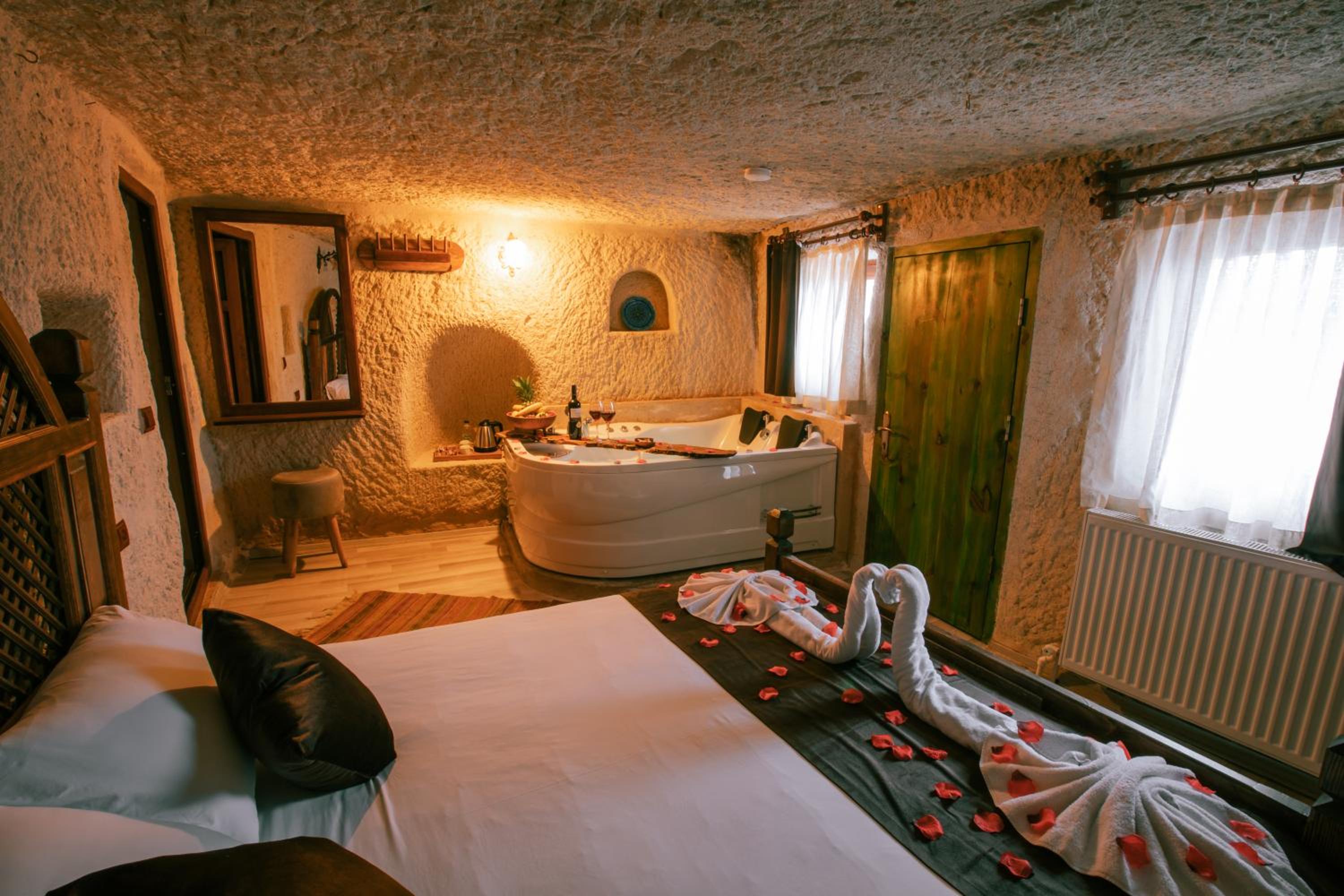 Queen Suite with Spa Bath - Photo 12