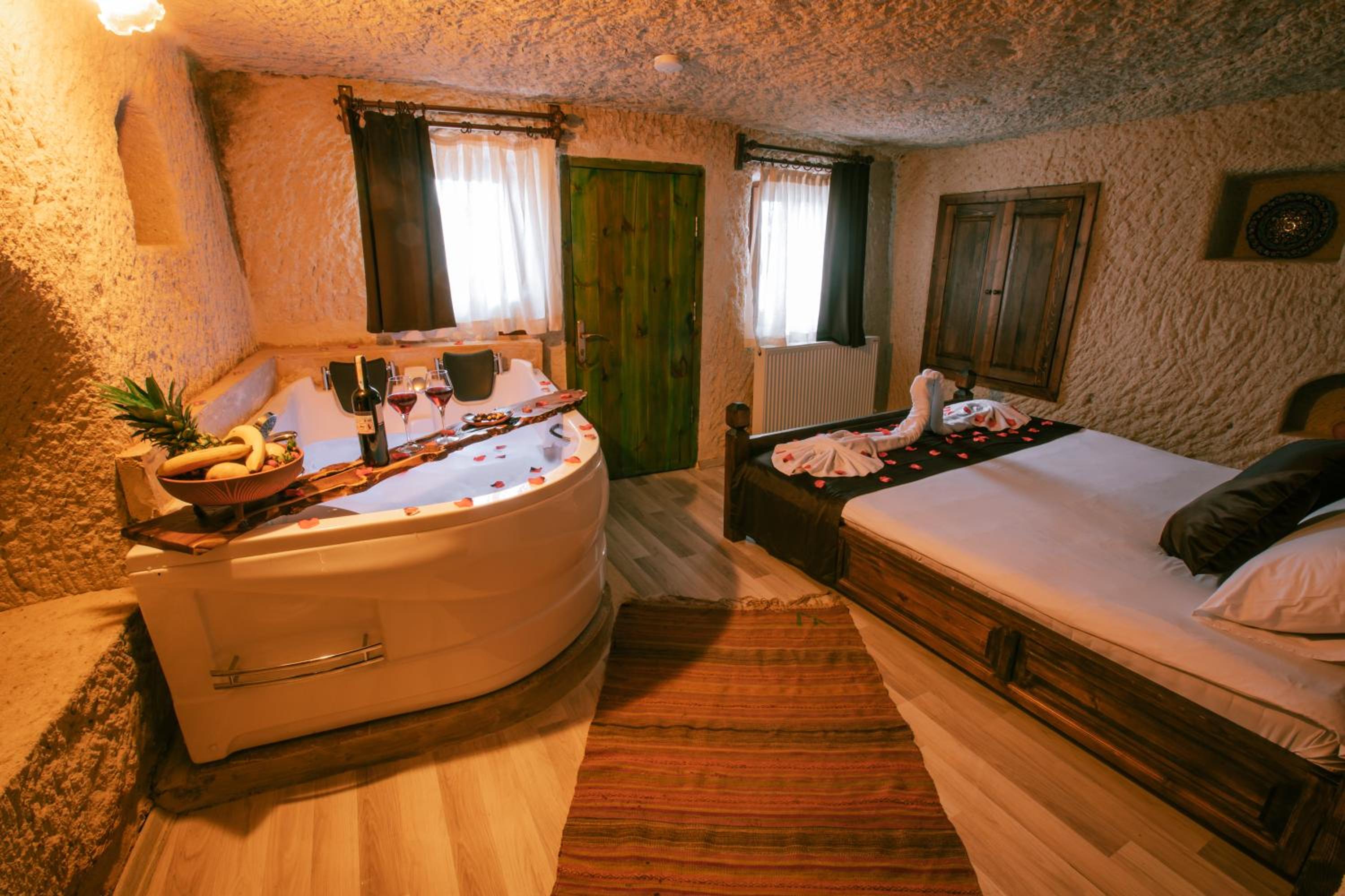 Queen Suite with Spa Bath - Photo 1