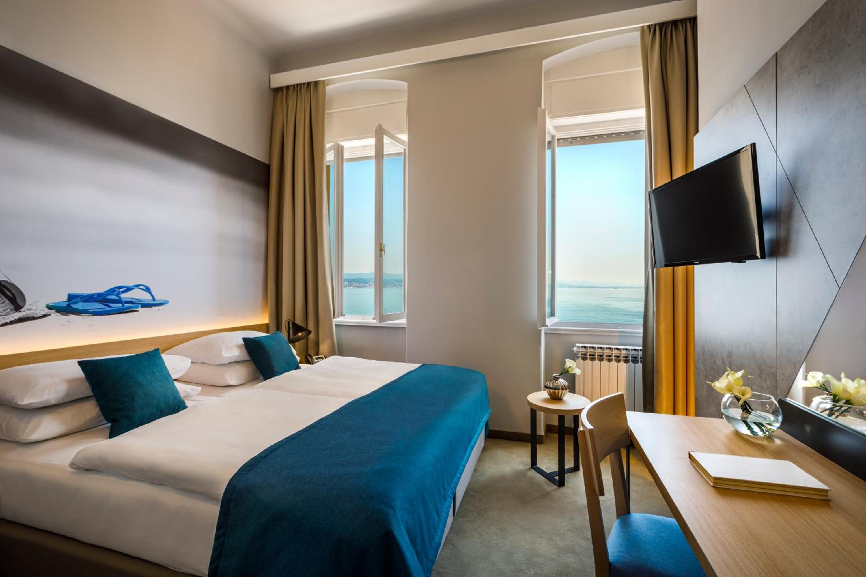 Standard Twin Room with Sea View - Photo 4