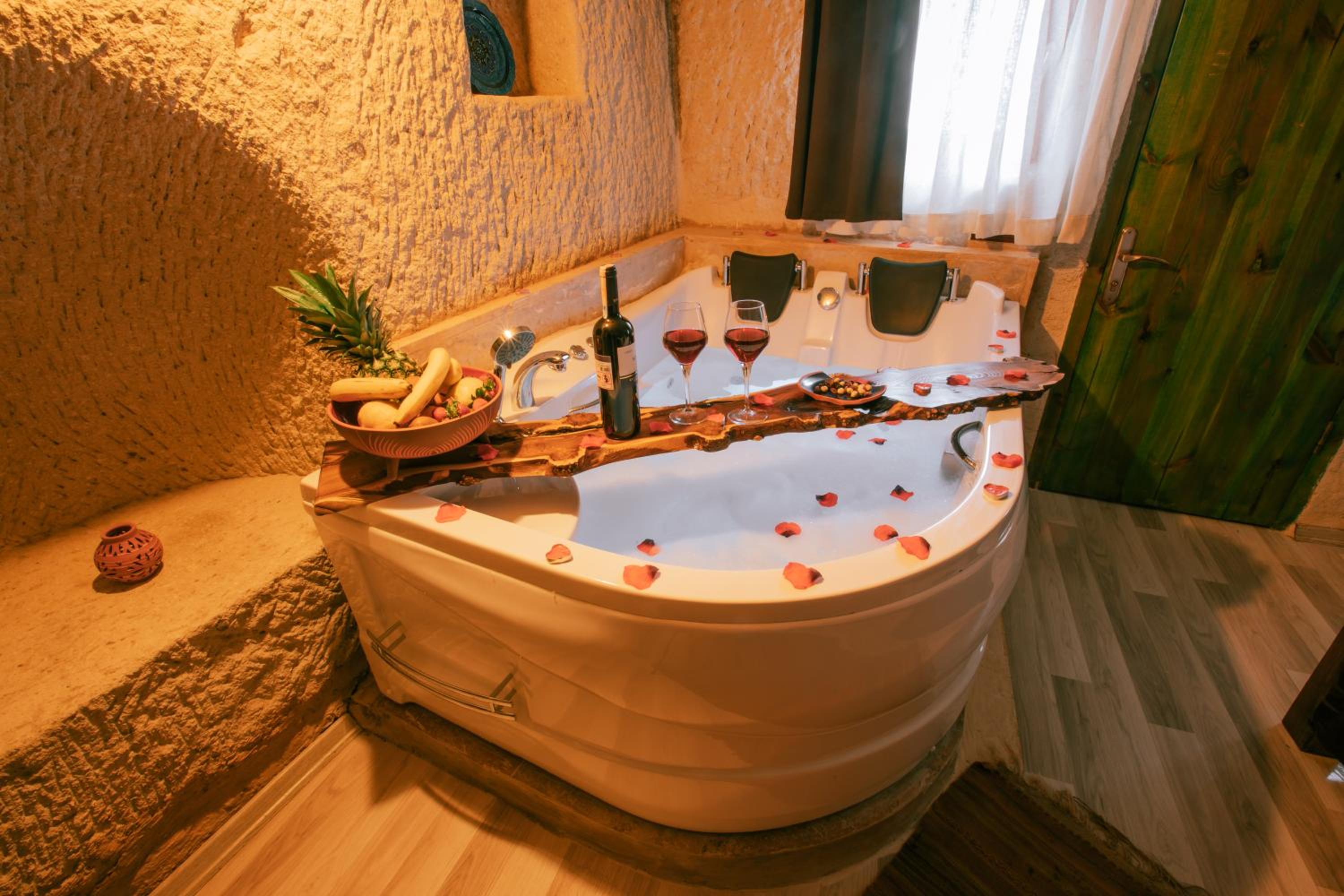 Queen Suite with Spa Bath - Photo 11