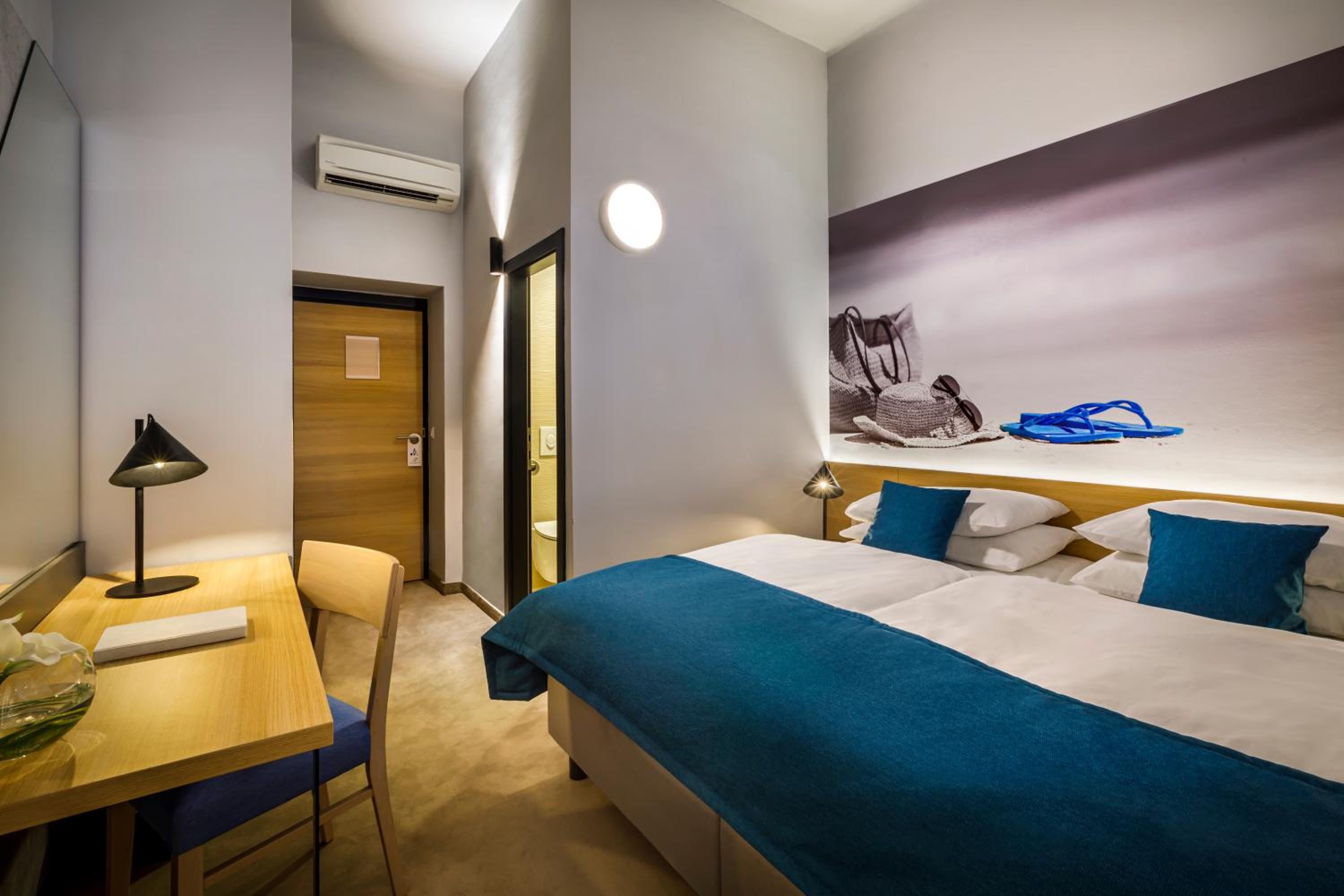 Standard Twin Room with Sea View - Photo 3
