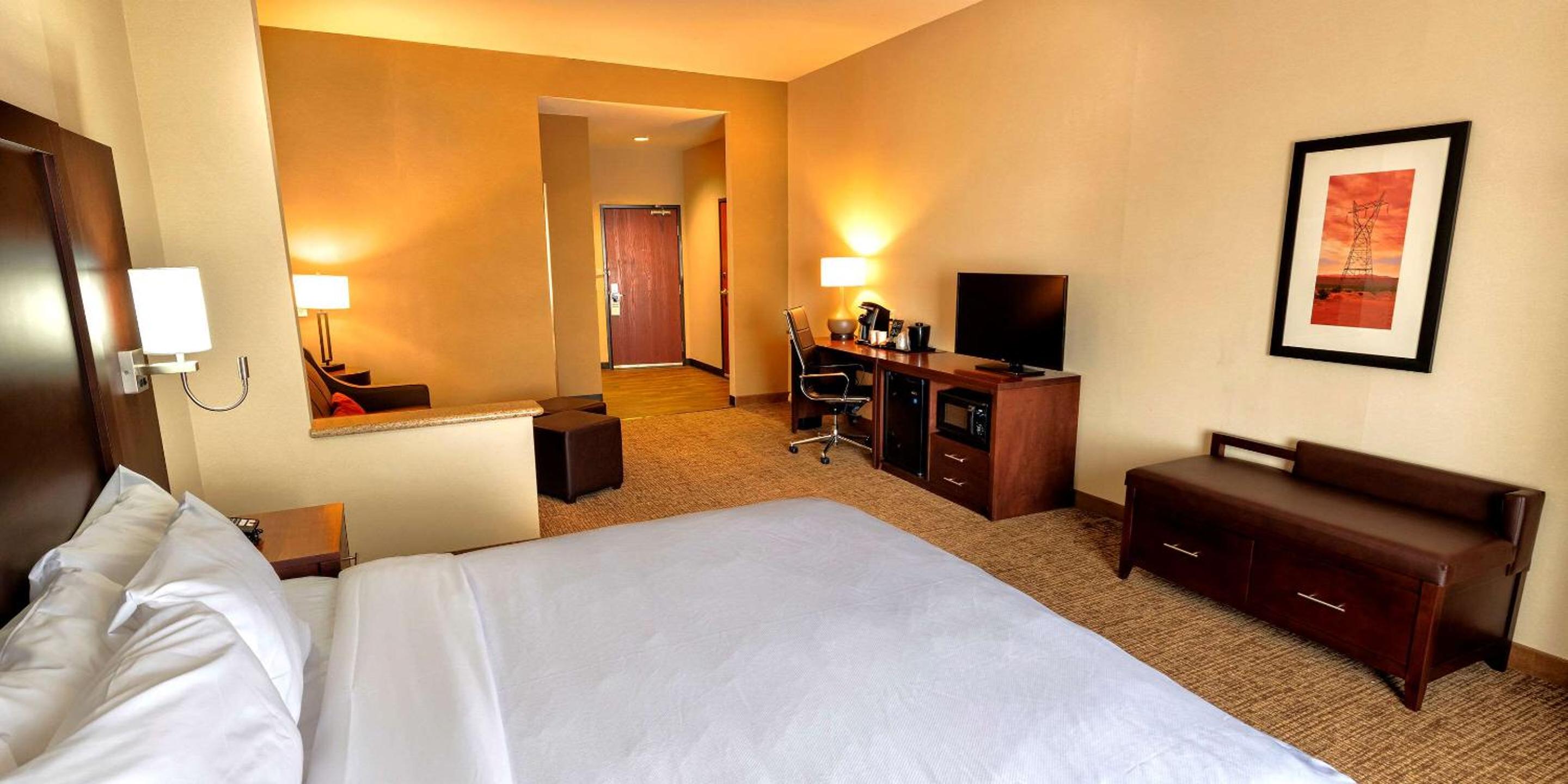 King Suite with Sofa Bed - Non-Smoking - Photo 6