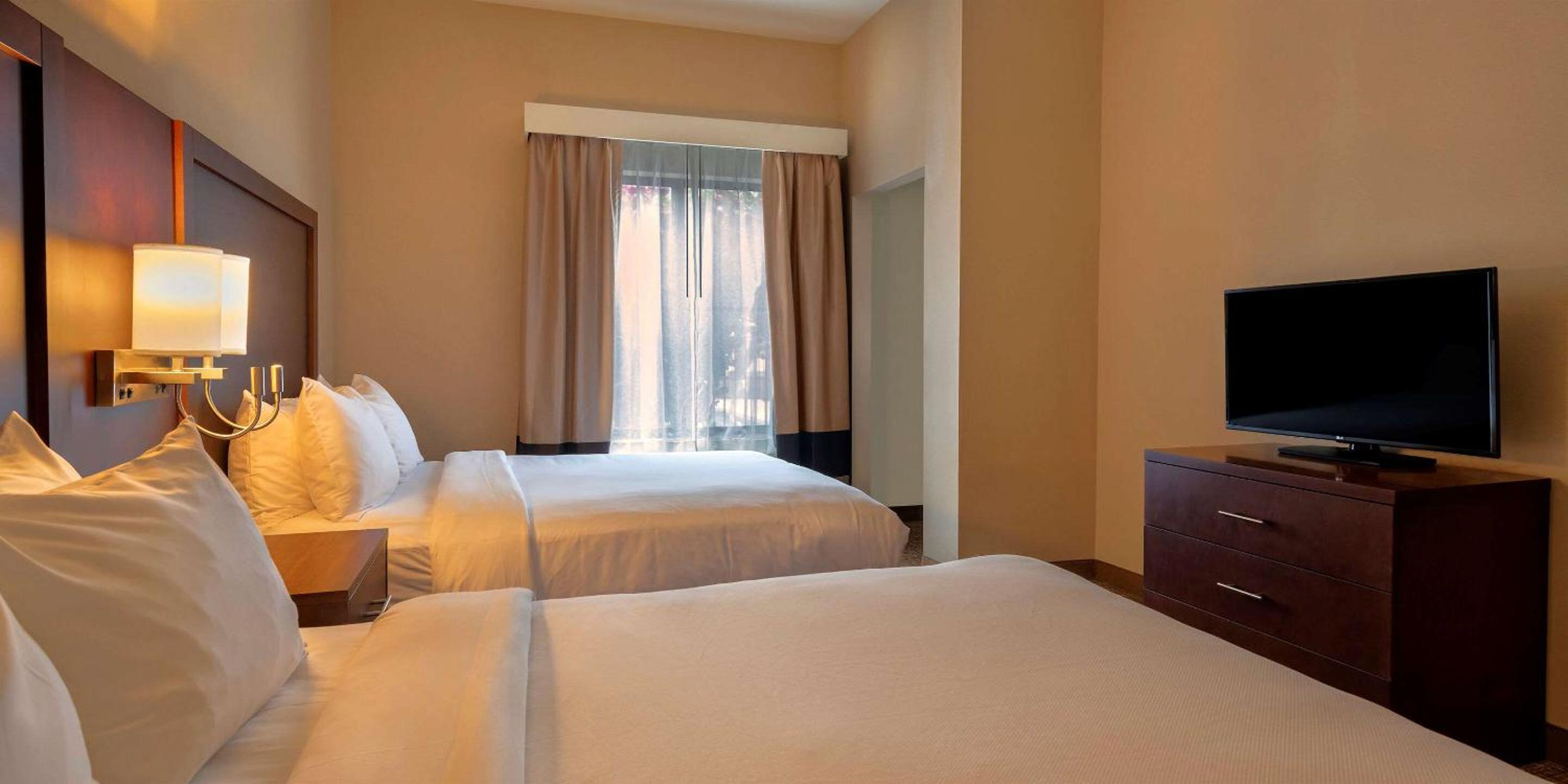 Queen Suite with Two Queen Beds First Floor - Accessible/Non-Smoking - Photo 2
