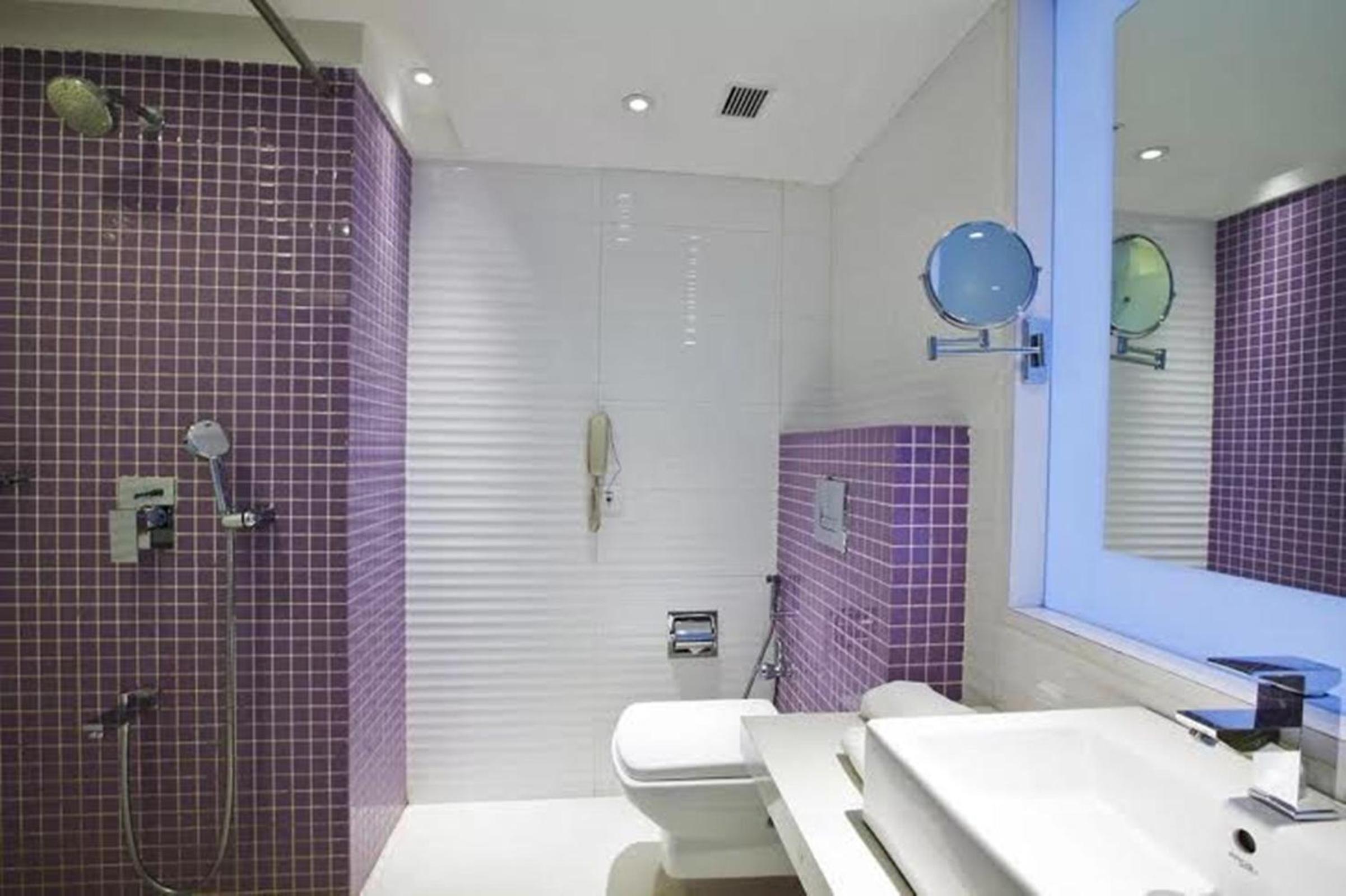 Deluxe King Room - Photo 2