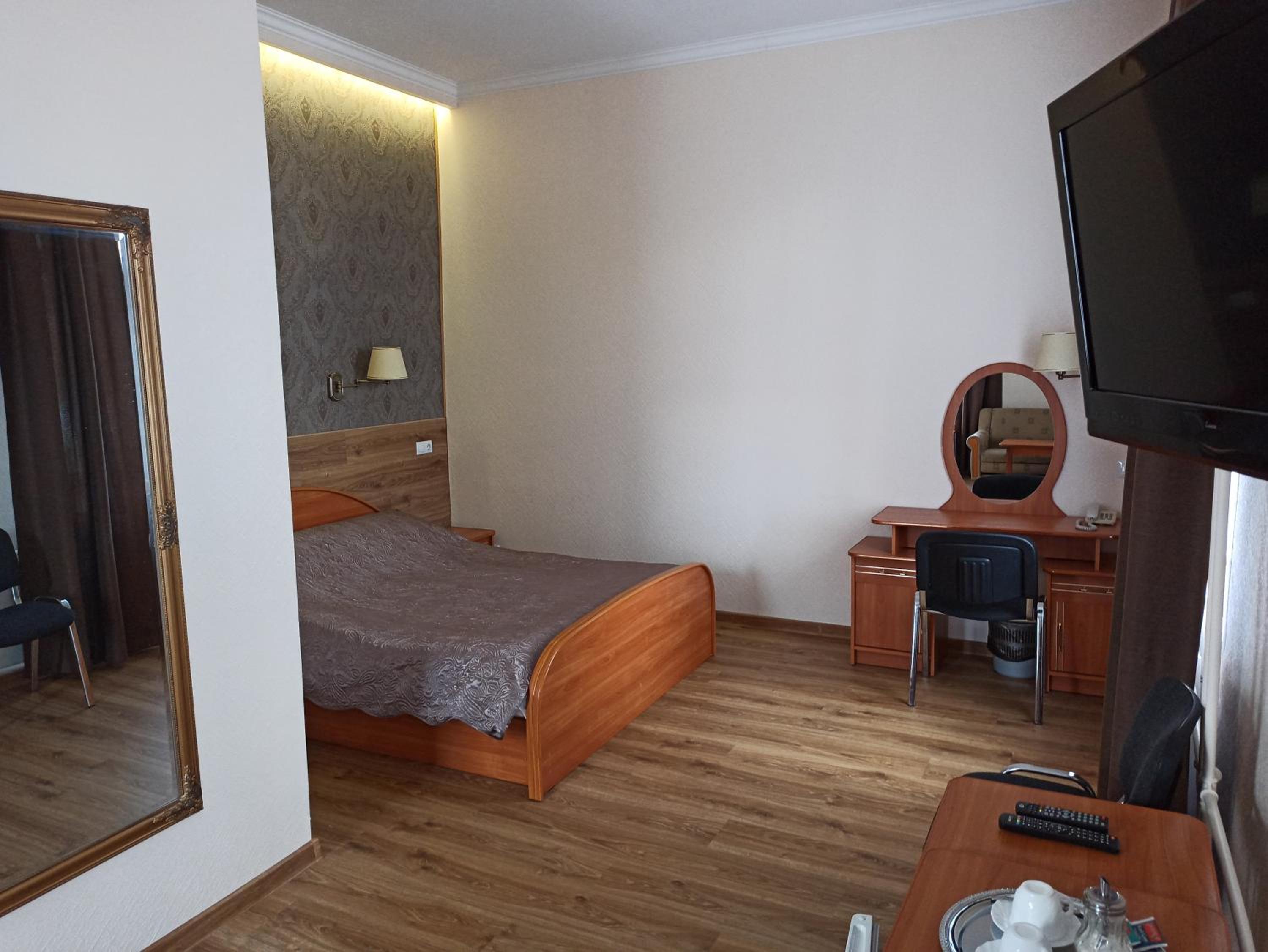 Suite - Photo 1