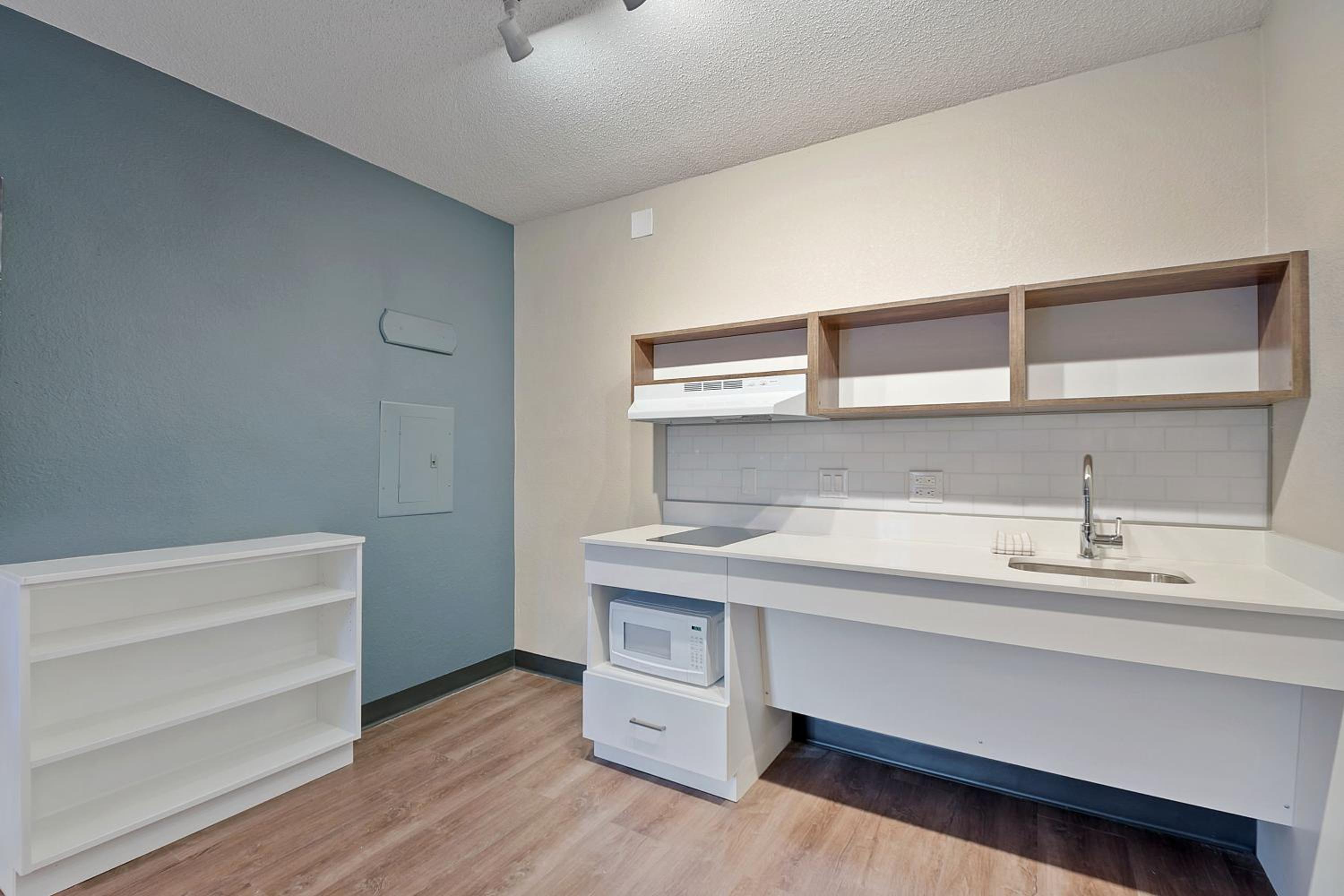Studio with 1 Queen Bed - Hearing Accessible - Non-Smoking - Photo 6