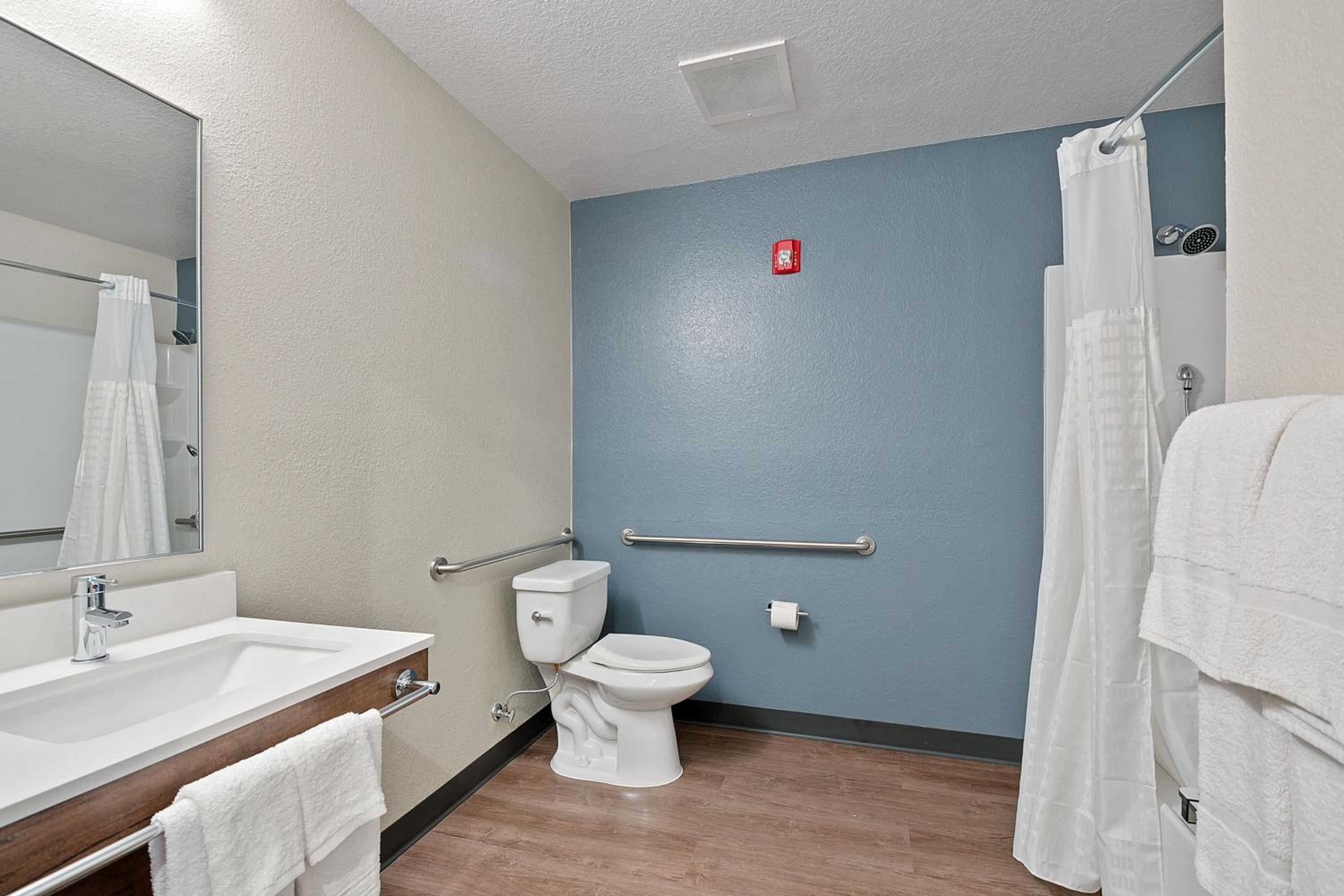 Studio with 1 Queen Bed - Hearing Accessible - Non-Smoking - Photo 14