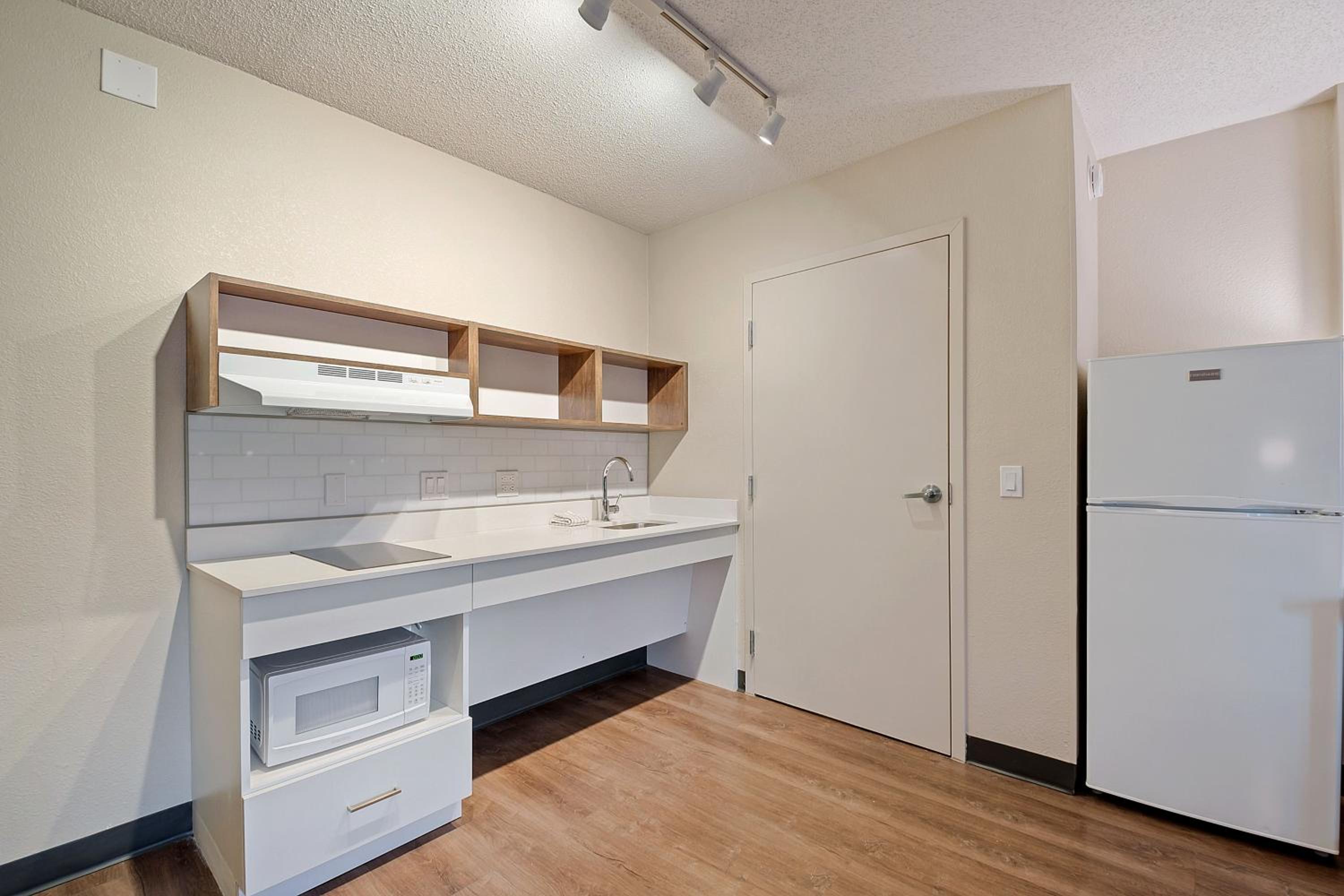 Studio with 1 Queen Bed - Hearing Accessible - Non-Smoking - Photo 7
