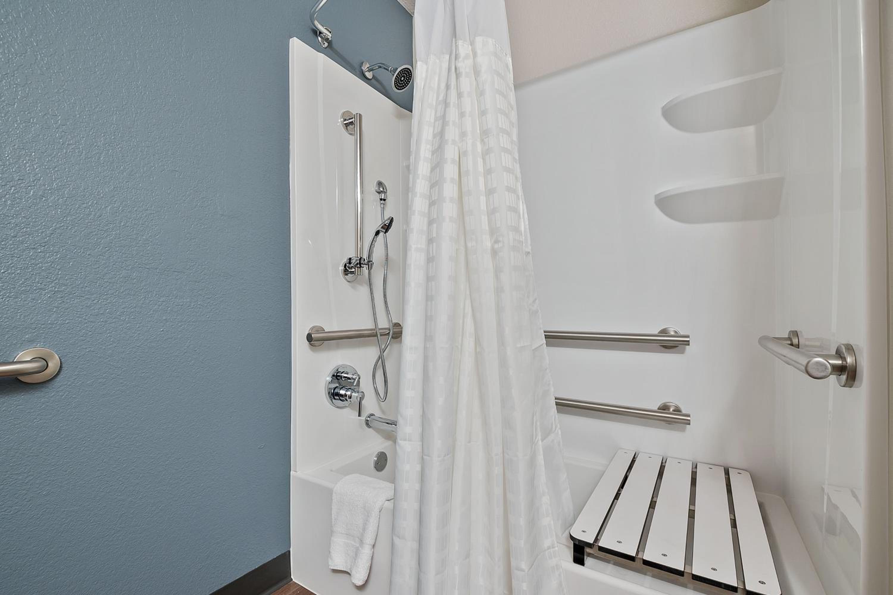 Studio with 1 Queen Bed - Hearing Accessible - Non-Smoking - Photo 13