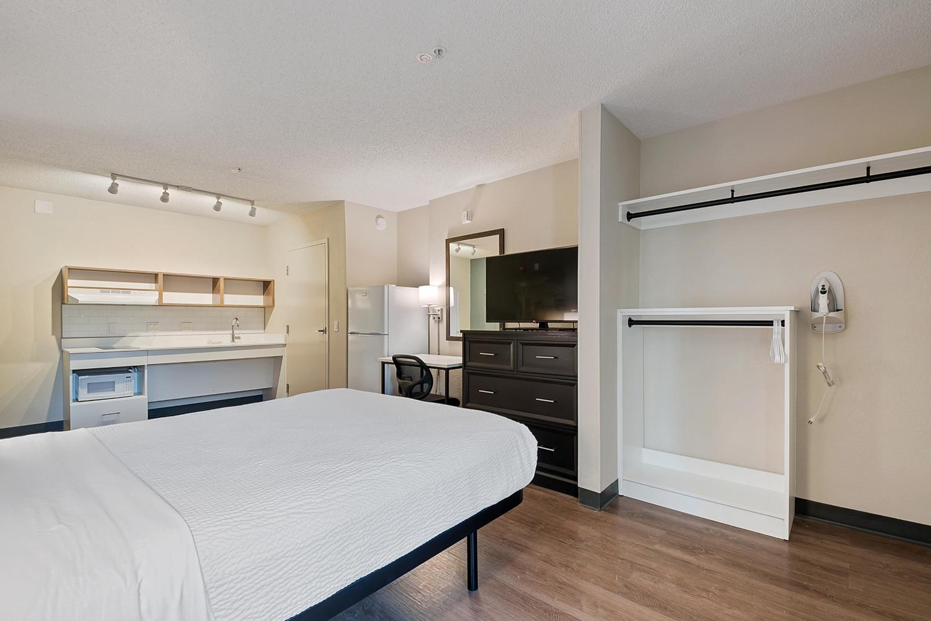 Studio with 1 Queen Bed - Hearing Accessible - Non-Smoking - Photo 5