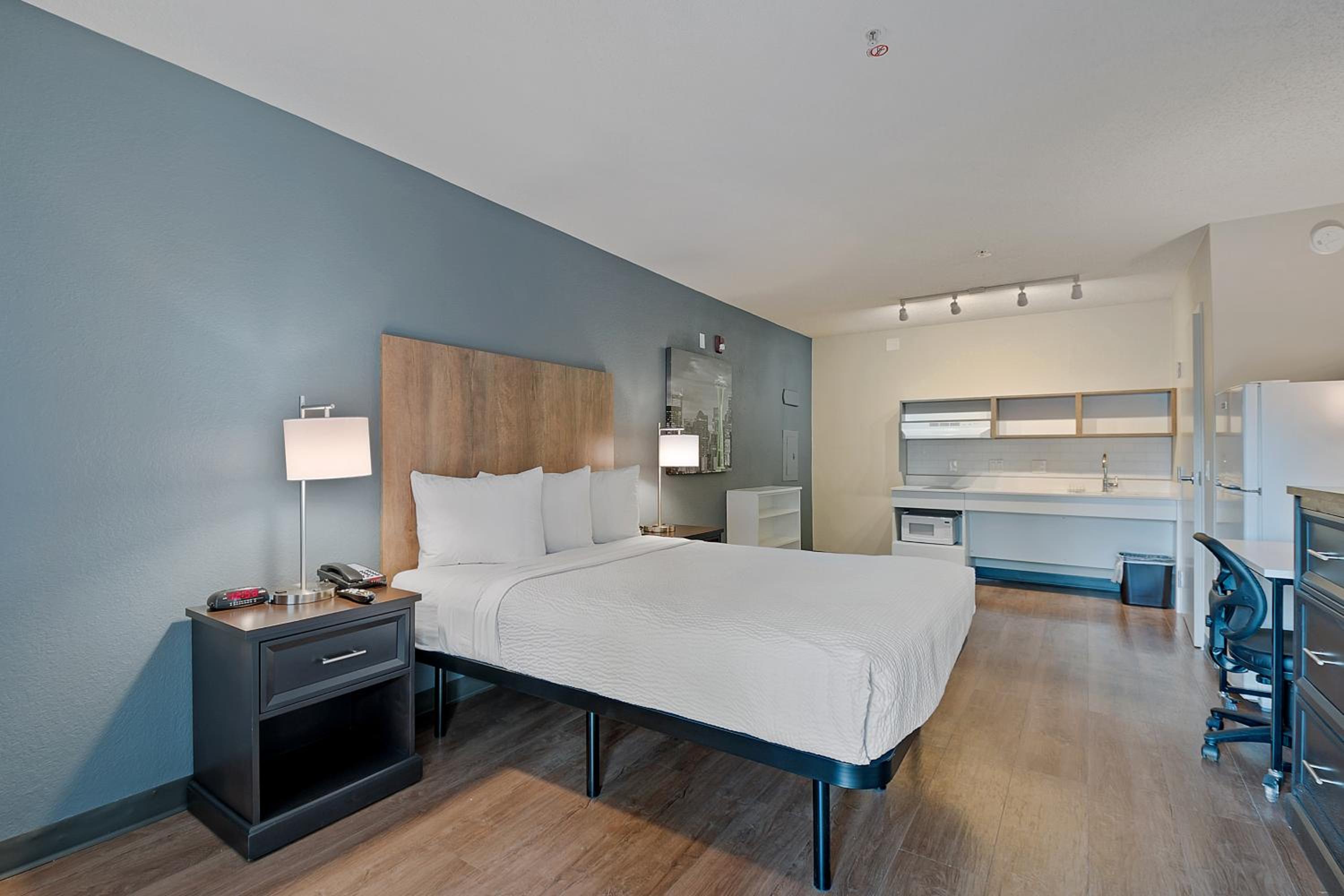 Studio with 1 Queen Bed - Hearing Accessible - Non-Smoking - Photo 12