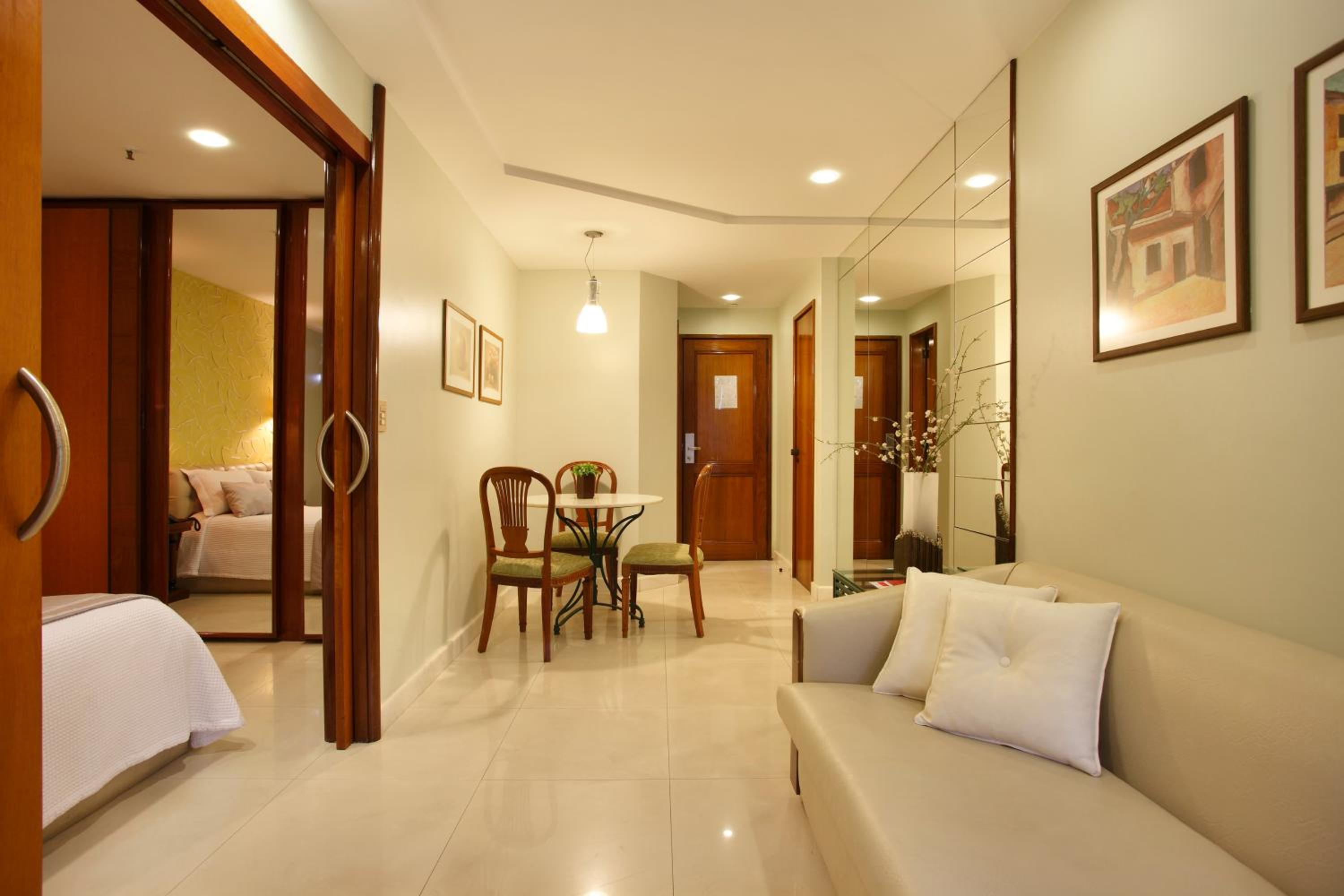 Queen Suite with Spa Bath photo 1