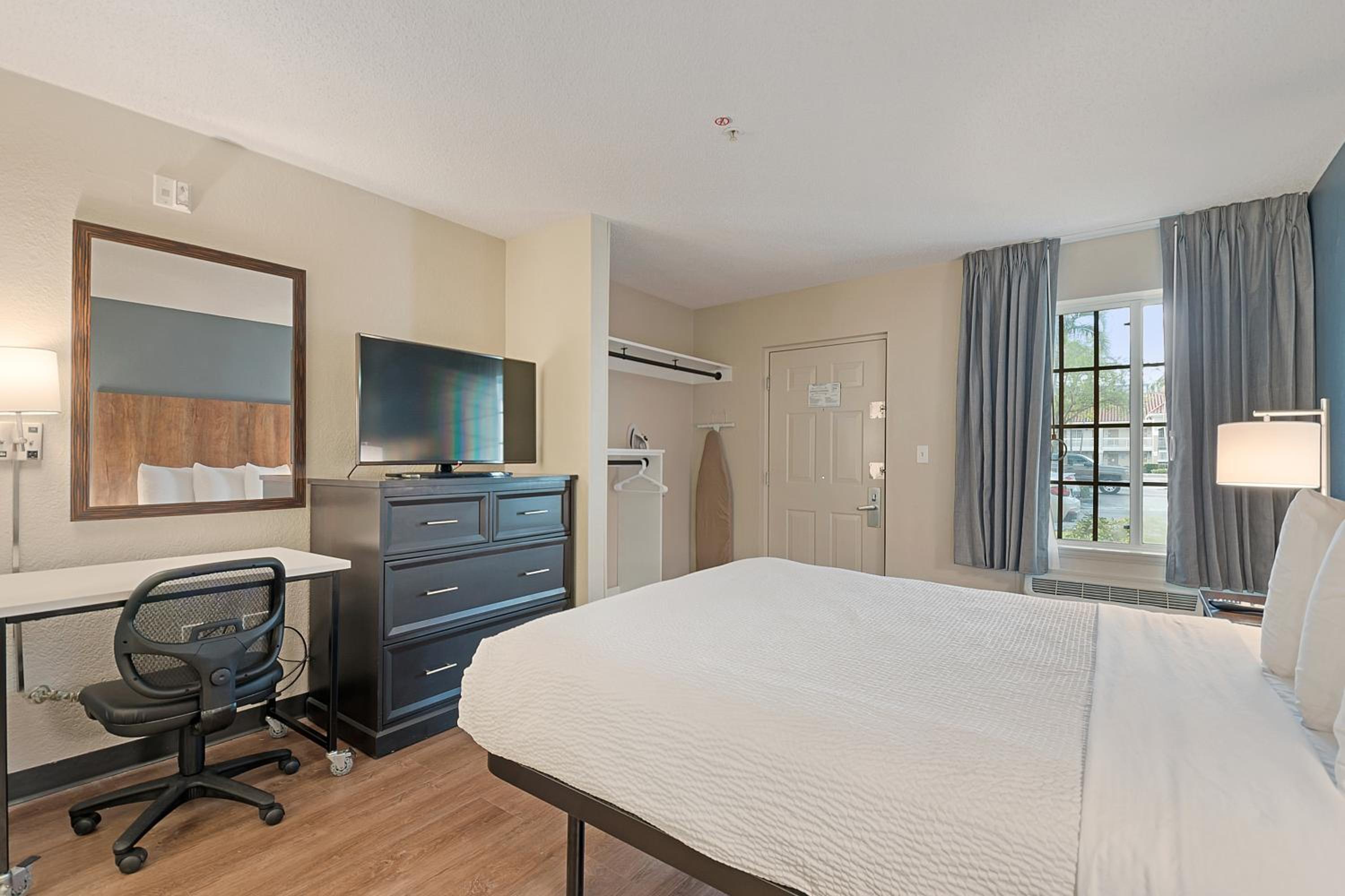 Studio with 1 Queen Bed - Hearing Accessible - Non-Smoking - Photo 4