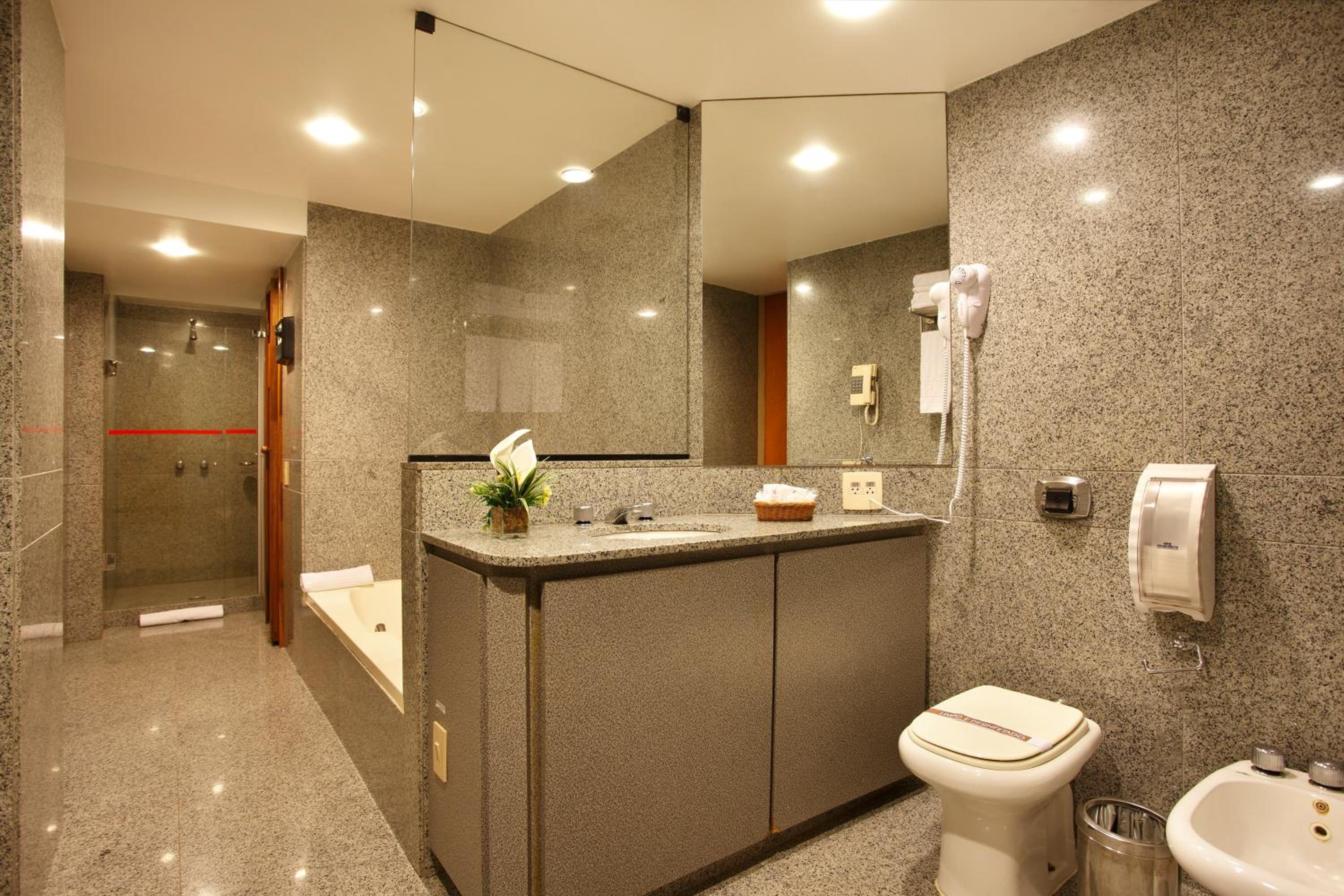 Queen Suite with Spa Bath photo 3