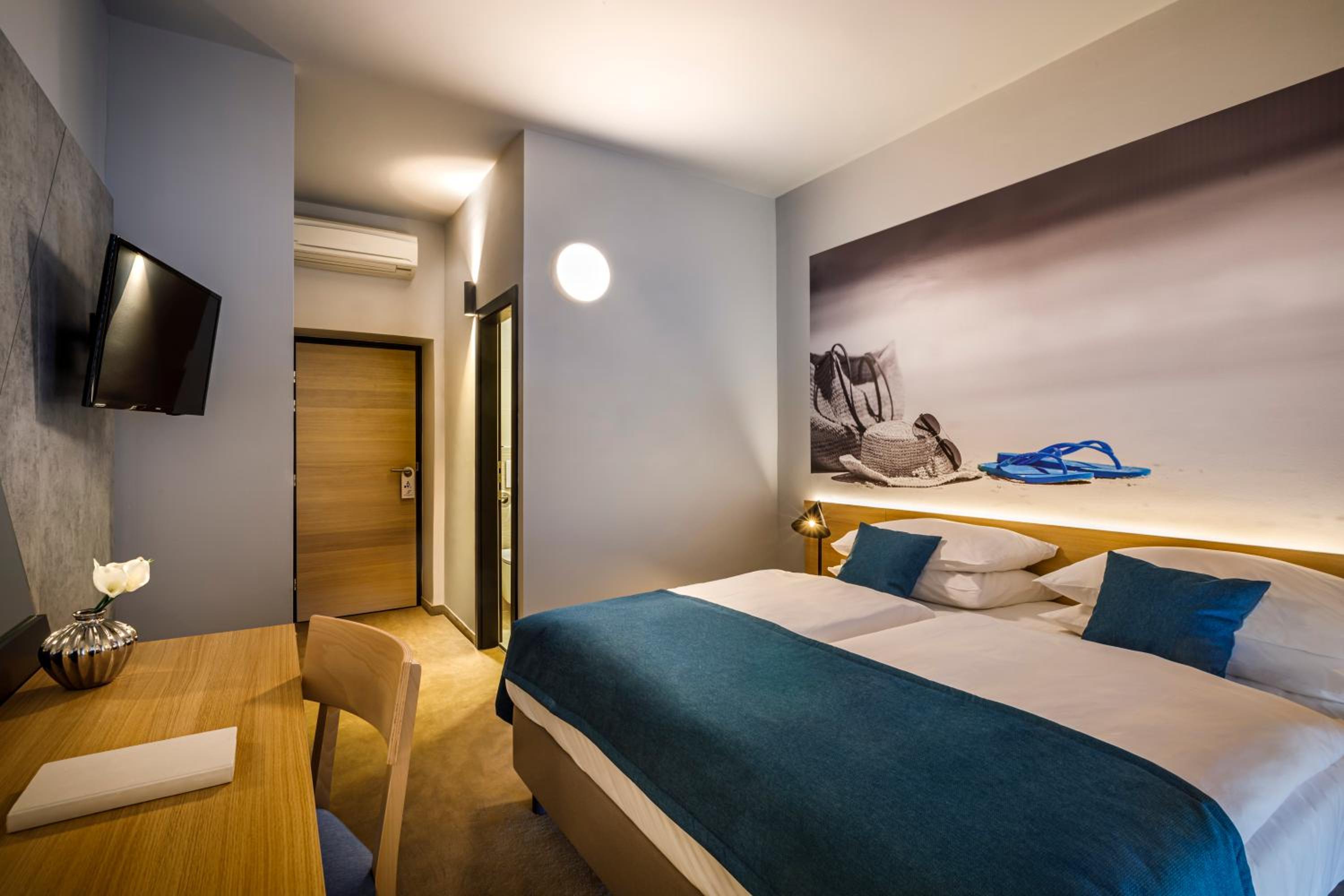 Standard Twin Room with Sea View - Photo 2
