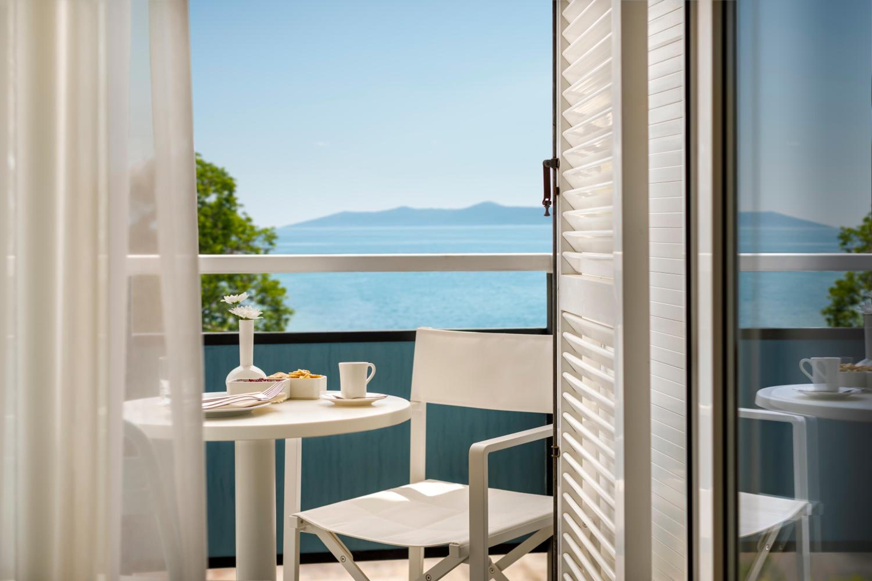 Premium Double Room with Balcony - Sea Side photo 3