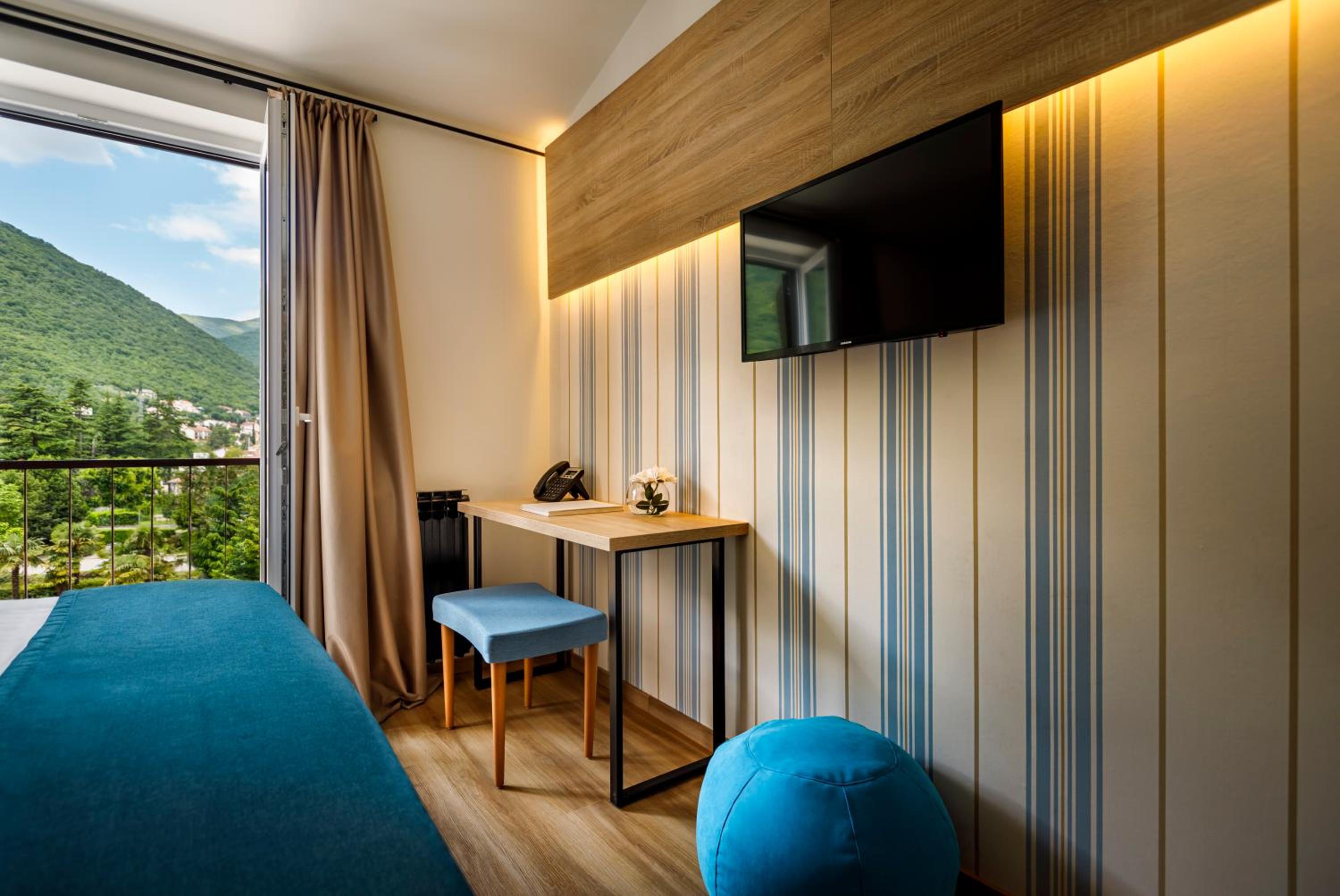 Standard Twin Room - Photo 4