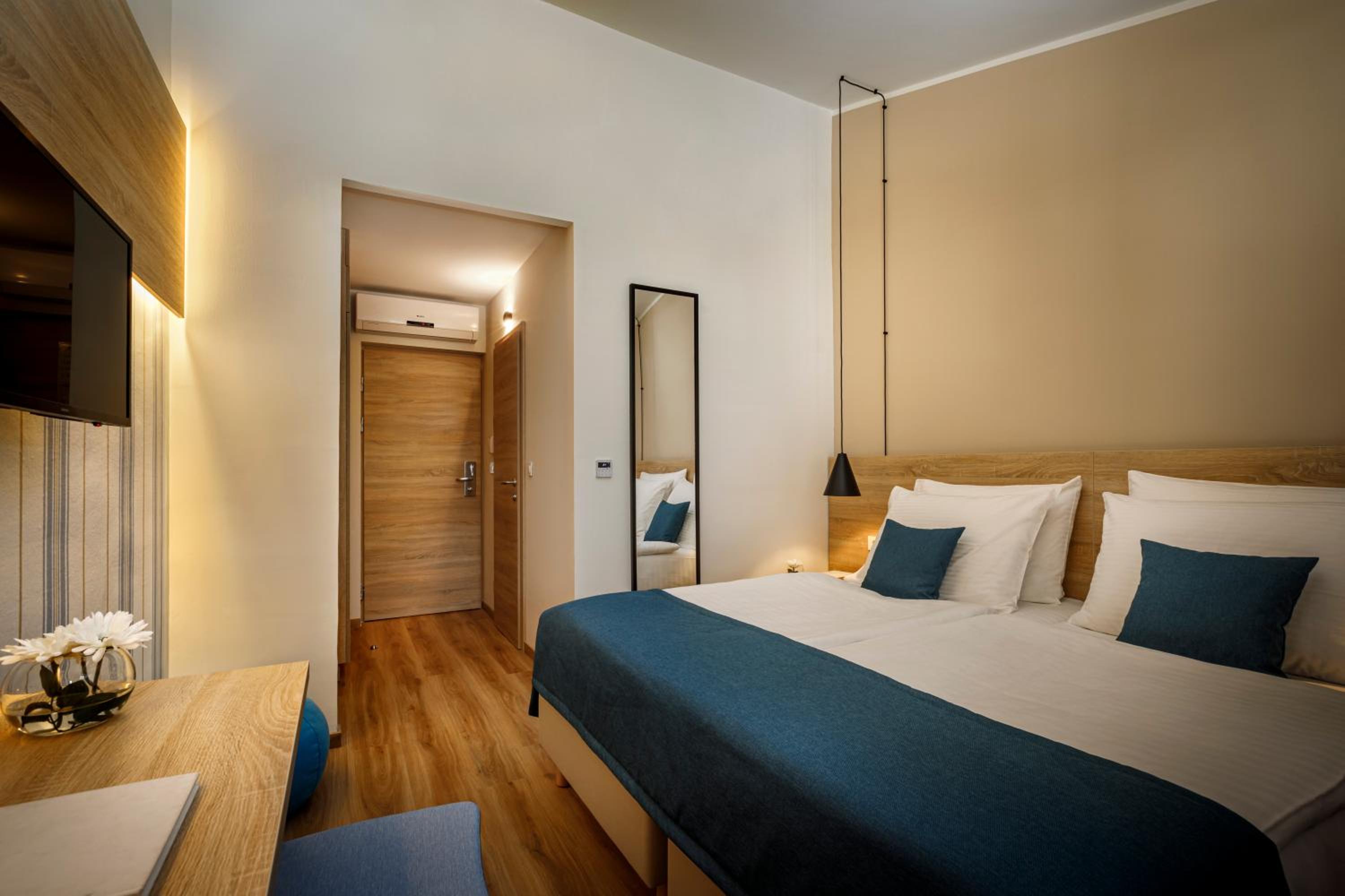 Standard Twin Room - Photo 1