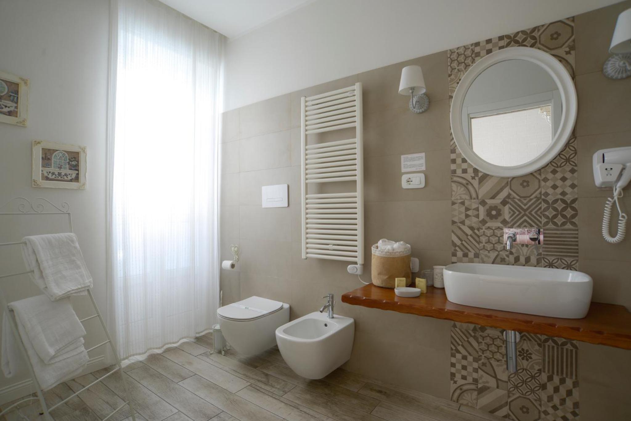 Deluxe Junior Suite - Photo 8