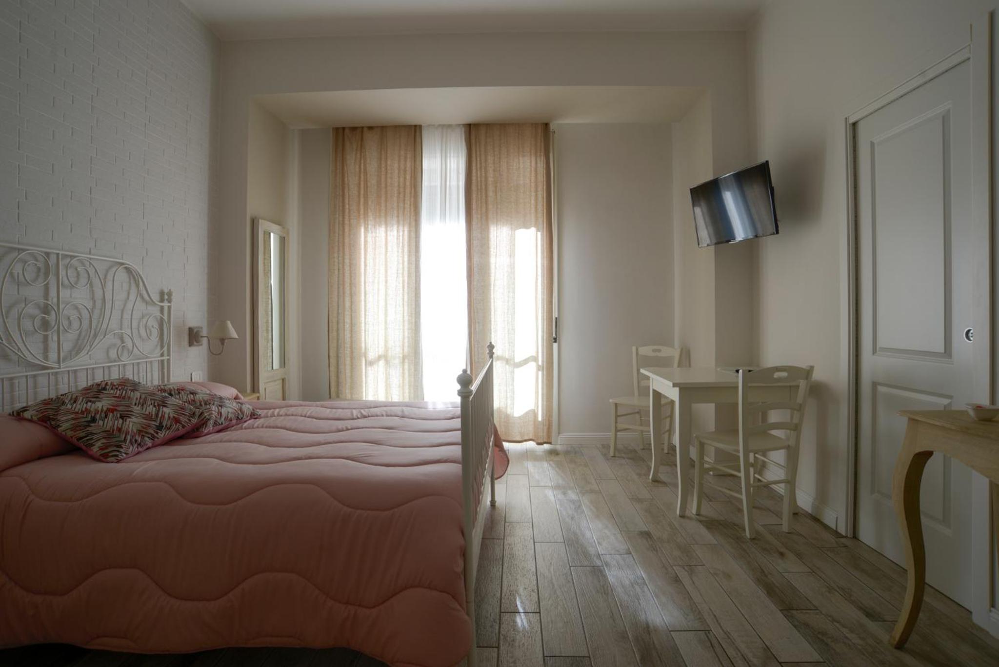 Deluxe Junior Suite - Photo 5