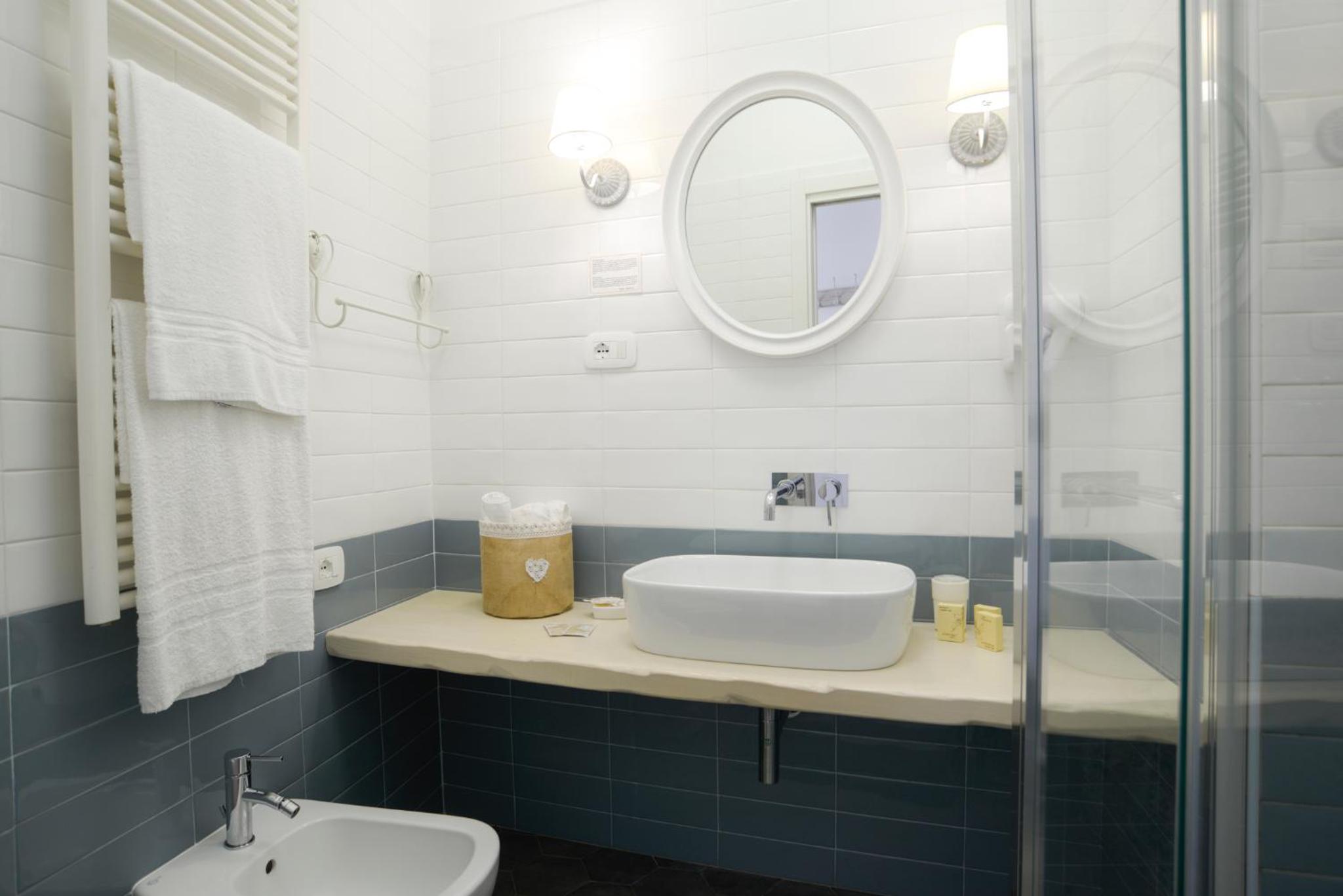 Double Room with Balcony - Photo 12