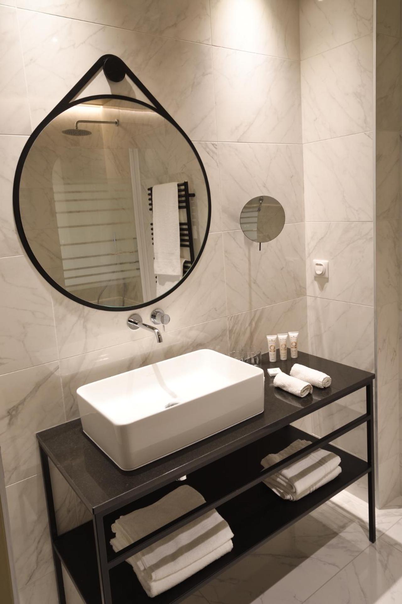 Superior Double Room thumbnail 5