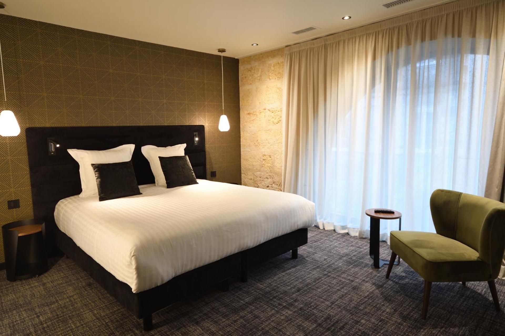Superior Double Room thumbnail 6