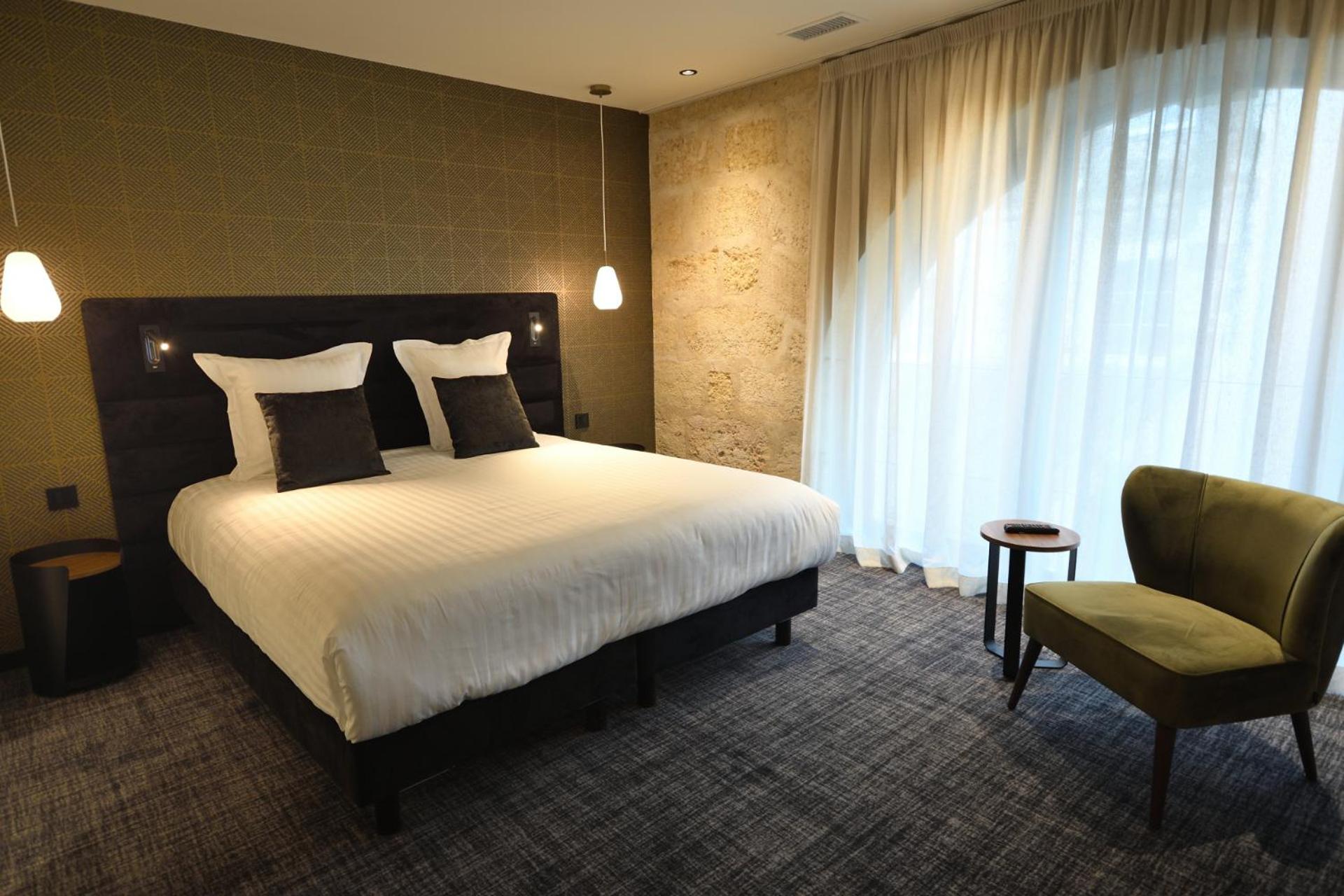 Superior Double Room thumbnail 5