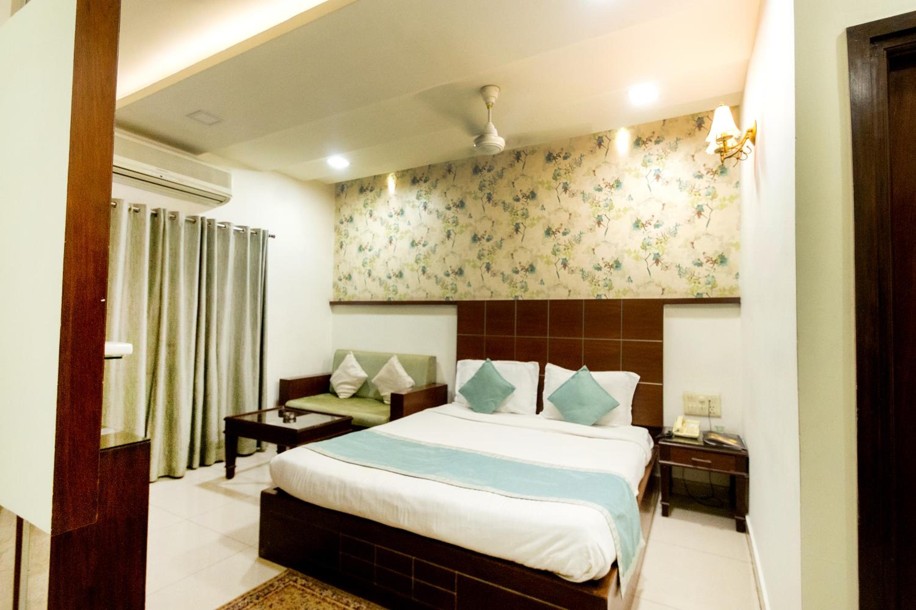 Premium Double or Twin Room - Photo 8