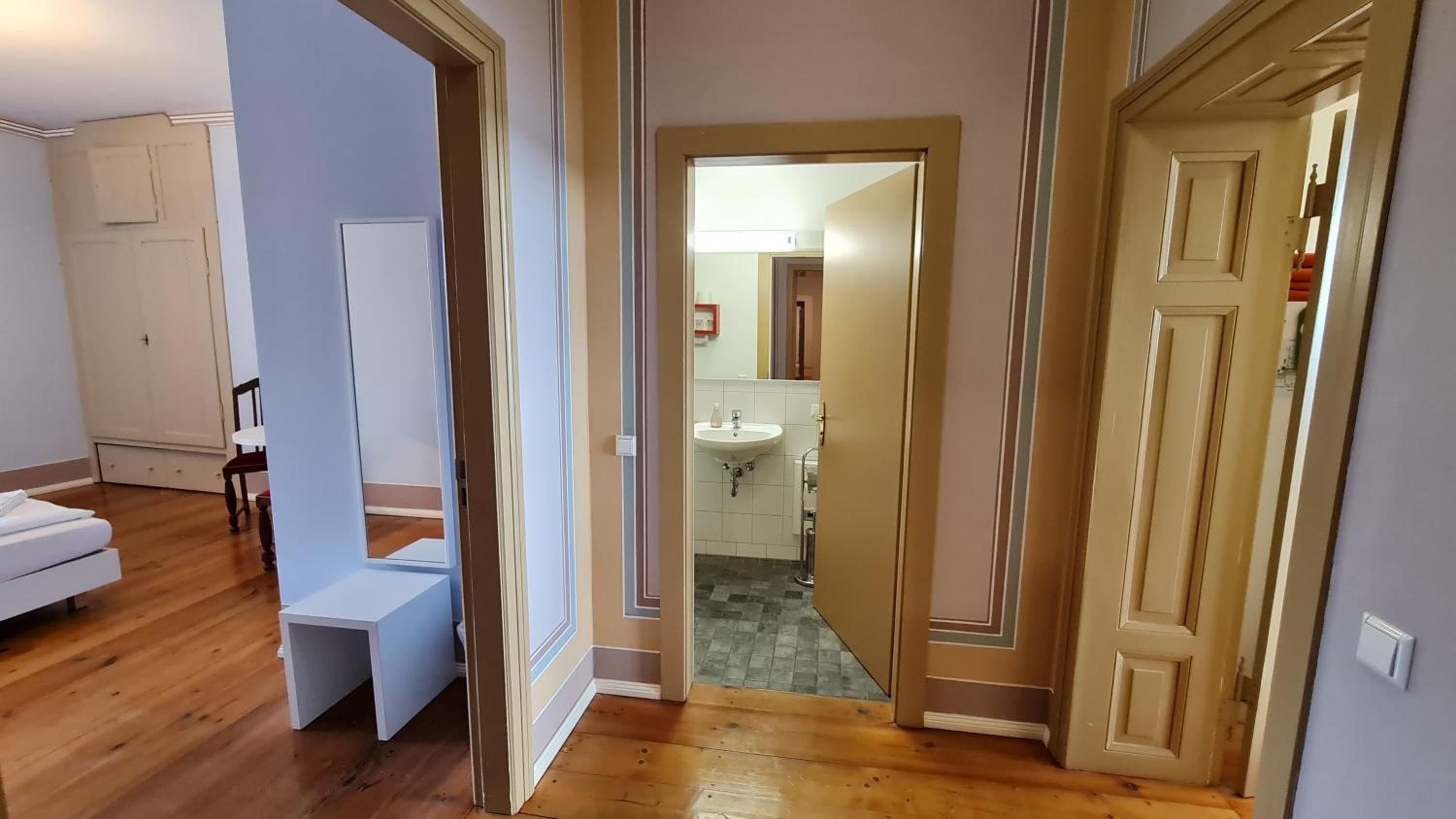 Standard Suite - Photo 2