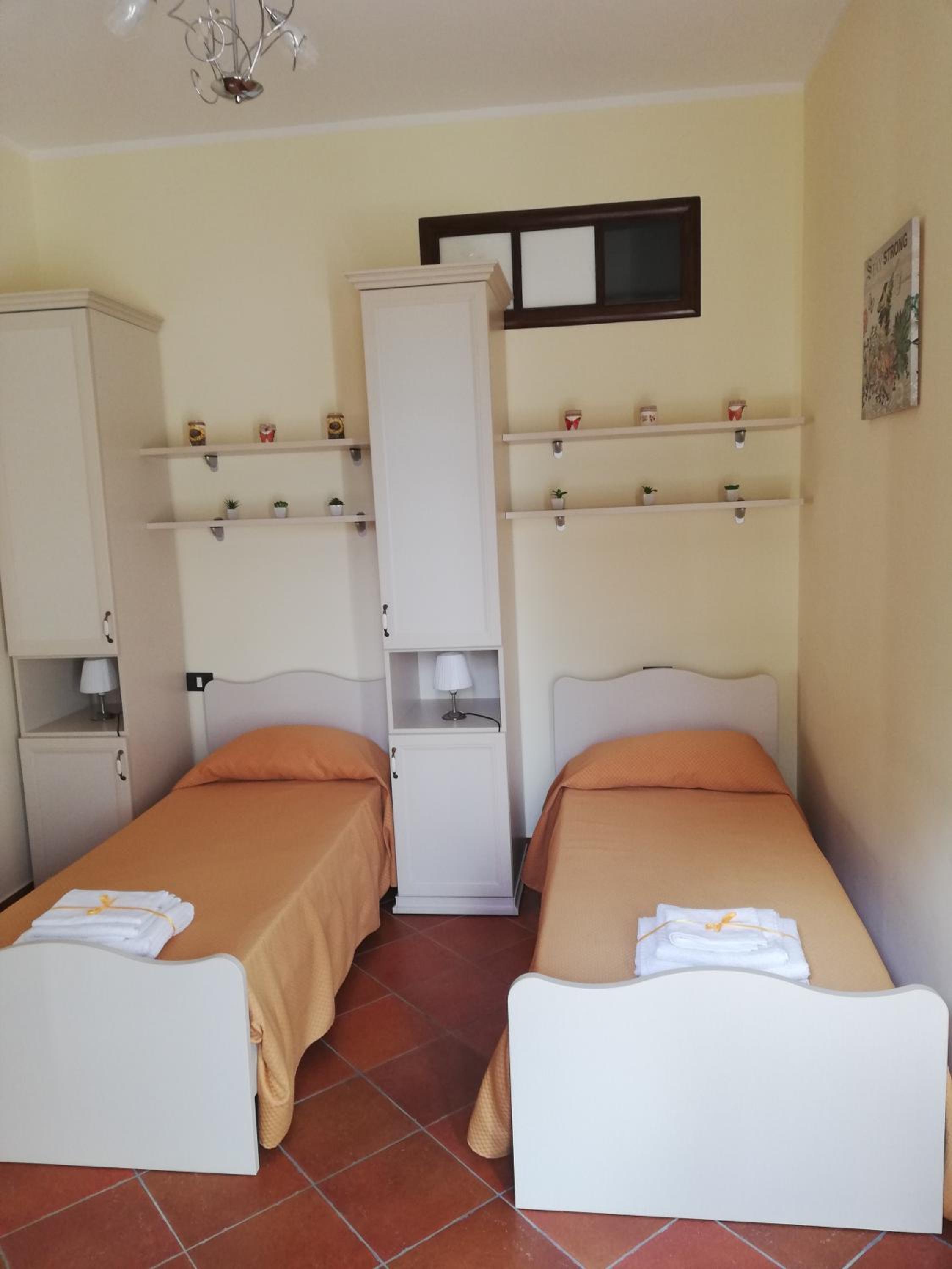 Standard Twin Room - Photo 2