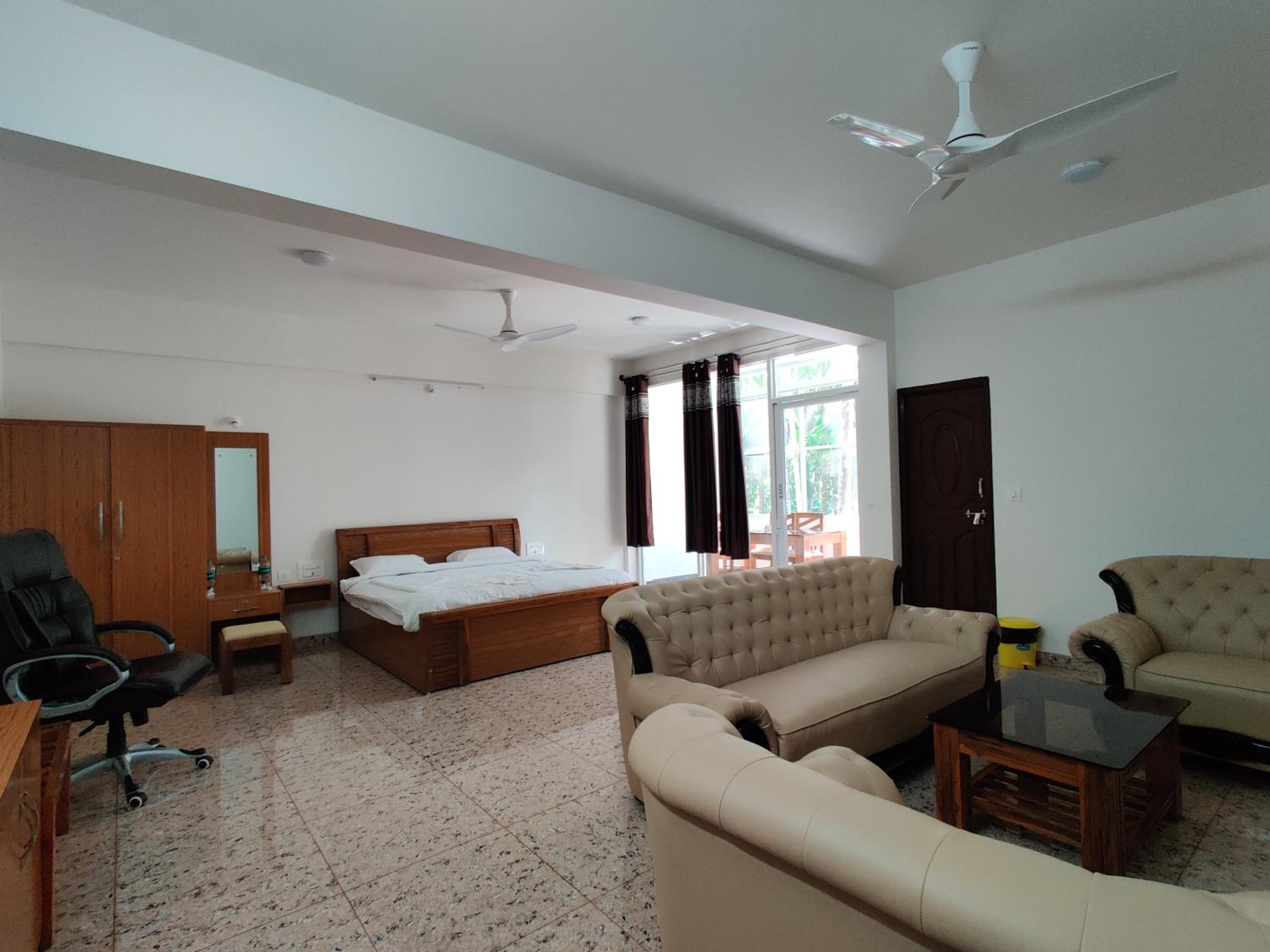 Deluxe Double Room (2 Adults + 1 Child)